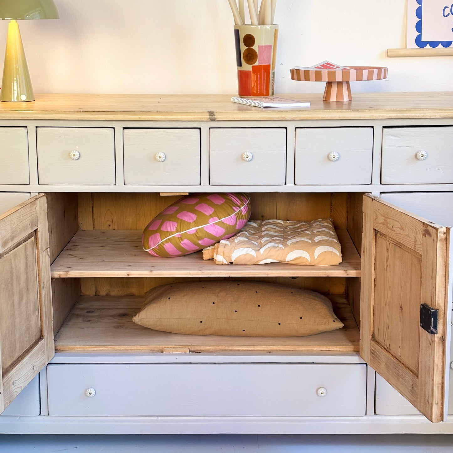 Antiker Apothekerschrank/ Sideboard mit heller Platte