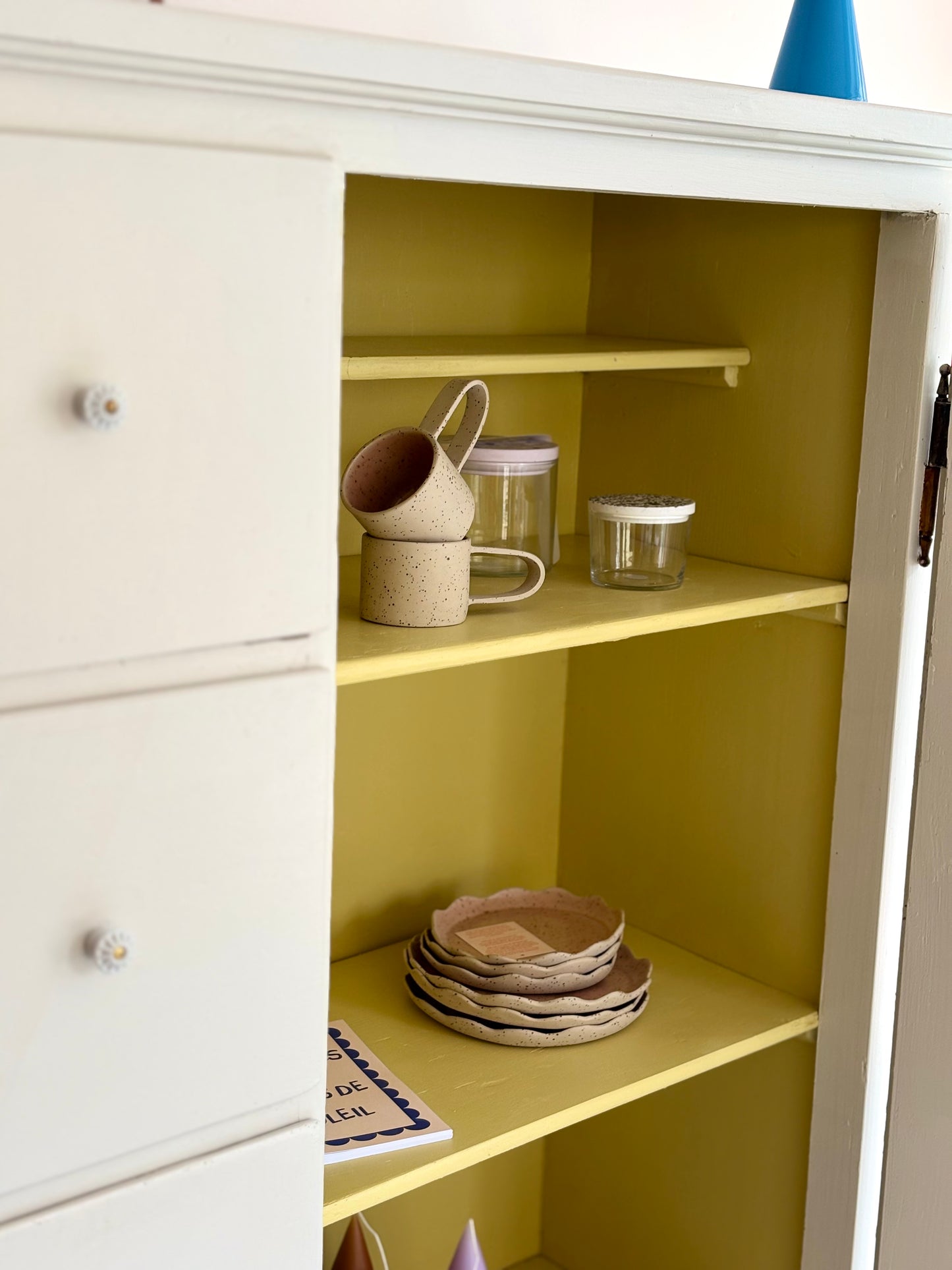 antiker Brotschrank shaded white-limette
