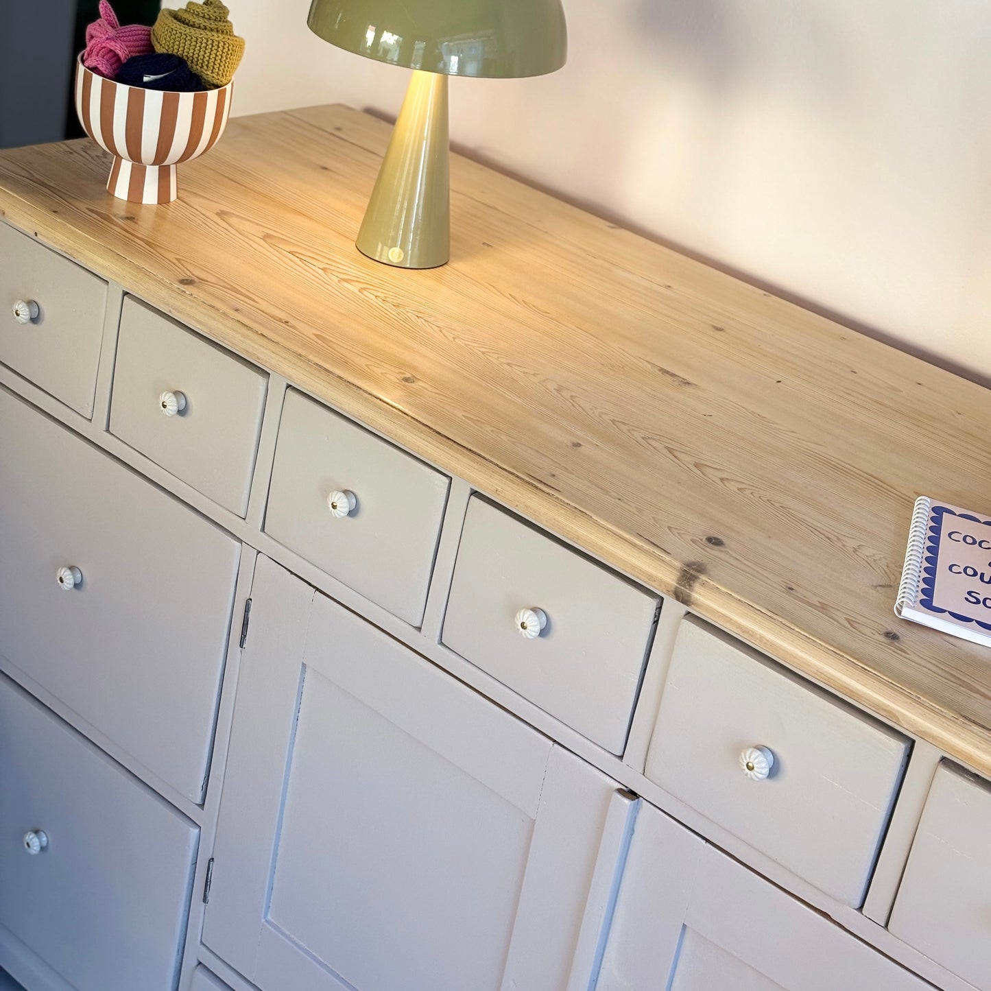 Antiker Apothekerschrank/ Sideboard mit heller Platte