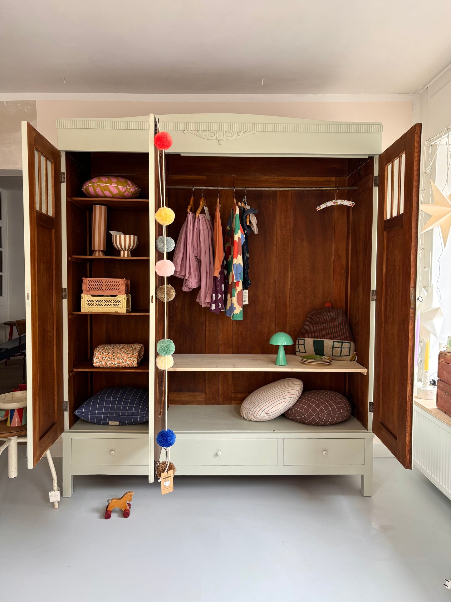 antiker dreitüriger Steckschrank