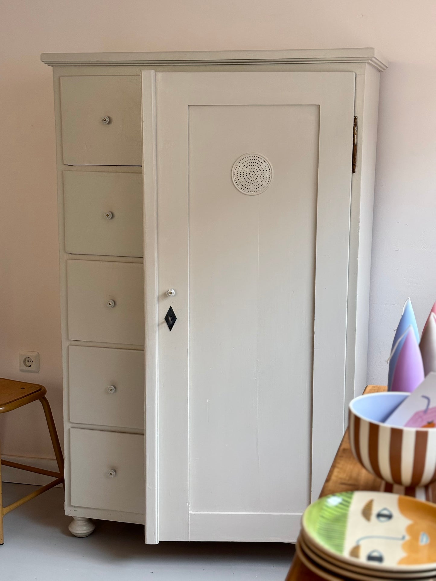 antiker Brotschrank shaded white-limette