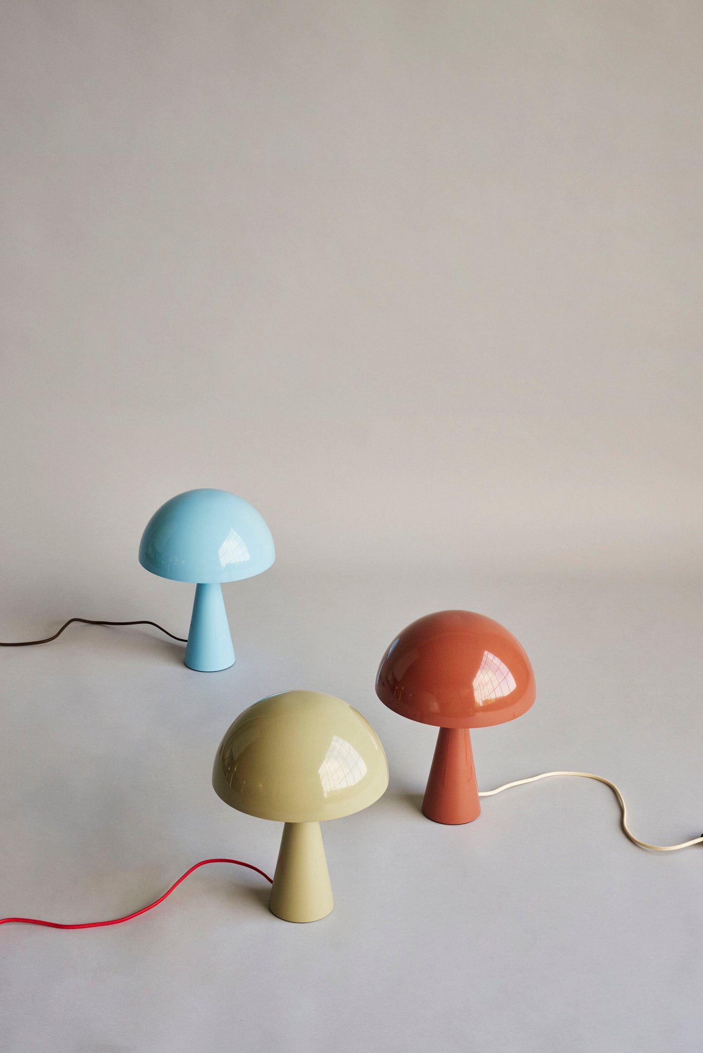 Mush Tischlampe Mini Sandfarben/Rot - kleine Kratzer am Schirm