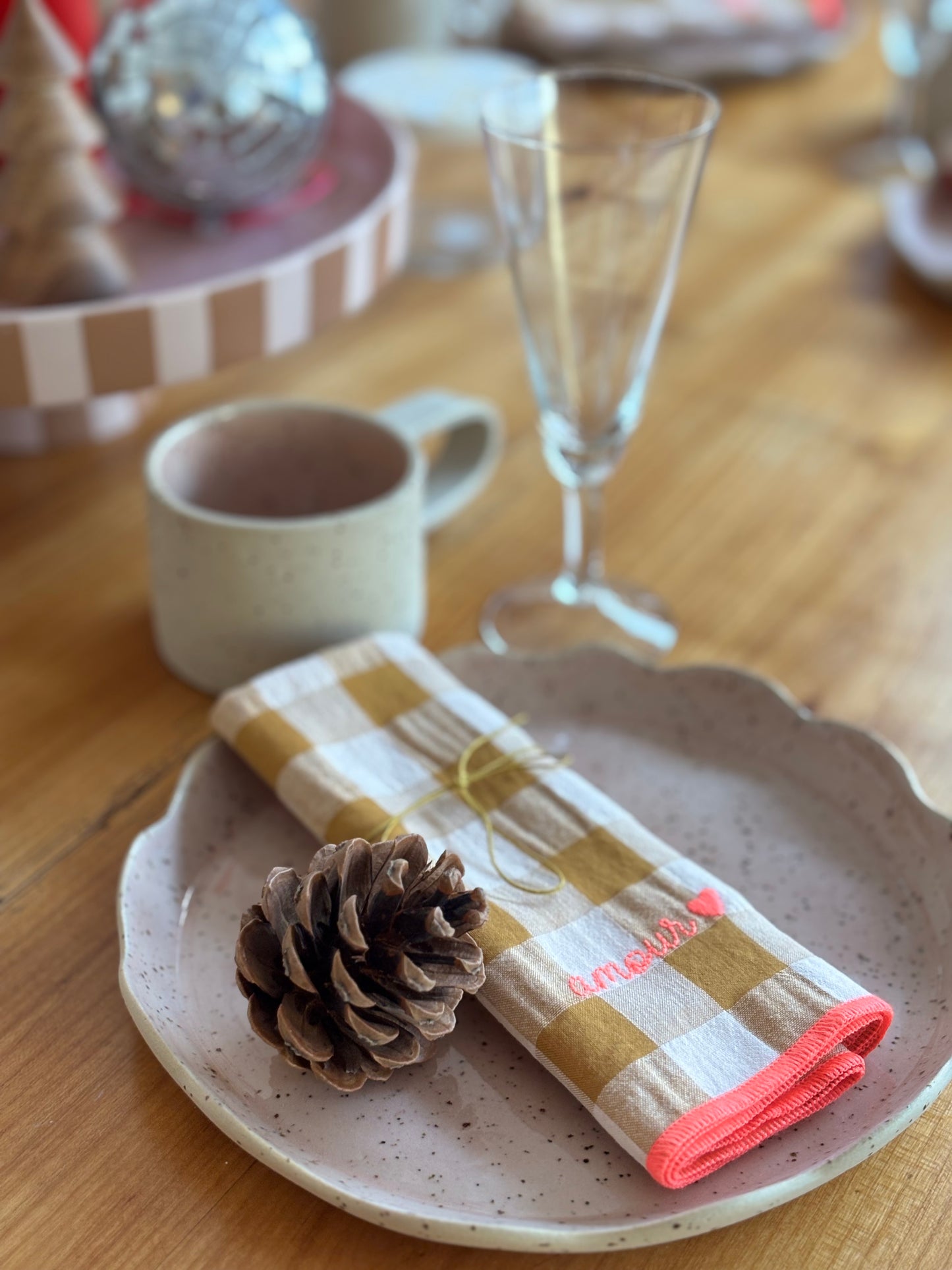 antiker Tisch mit Schubladen - schaded white/ Kirschholz