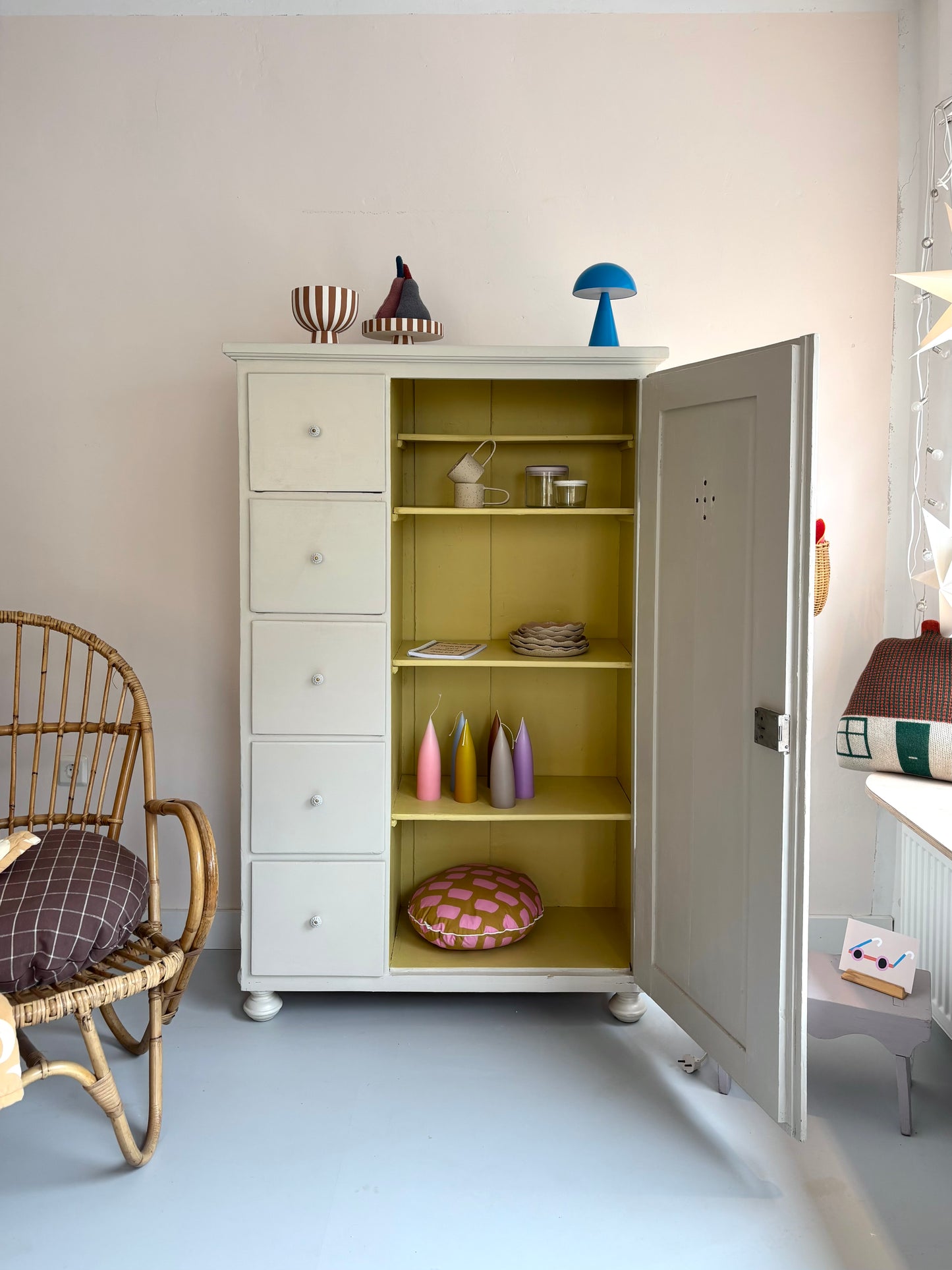 antiker Brotschrank shaded white-limette