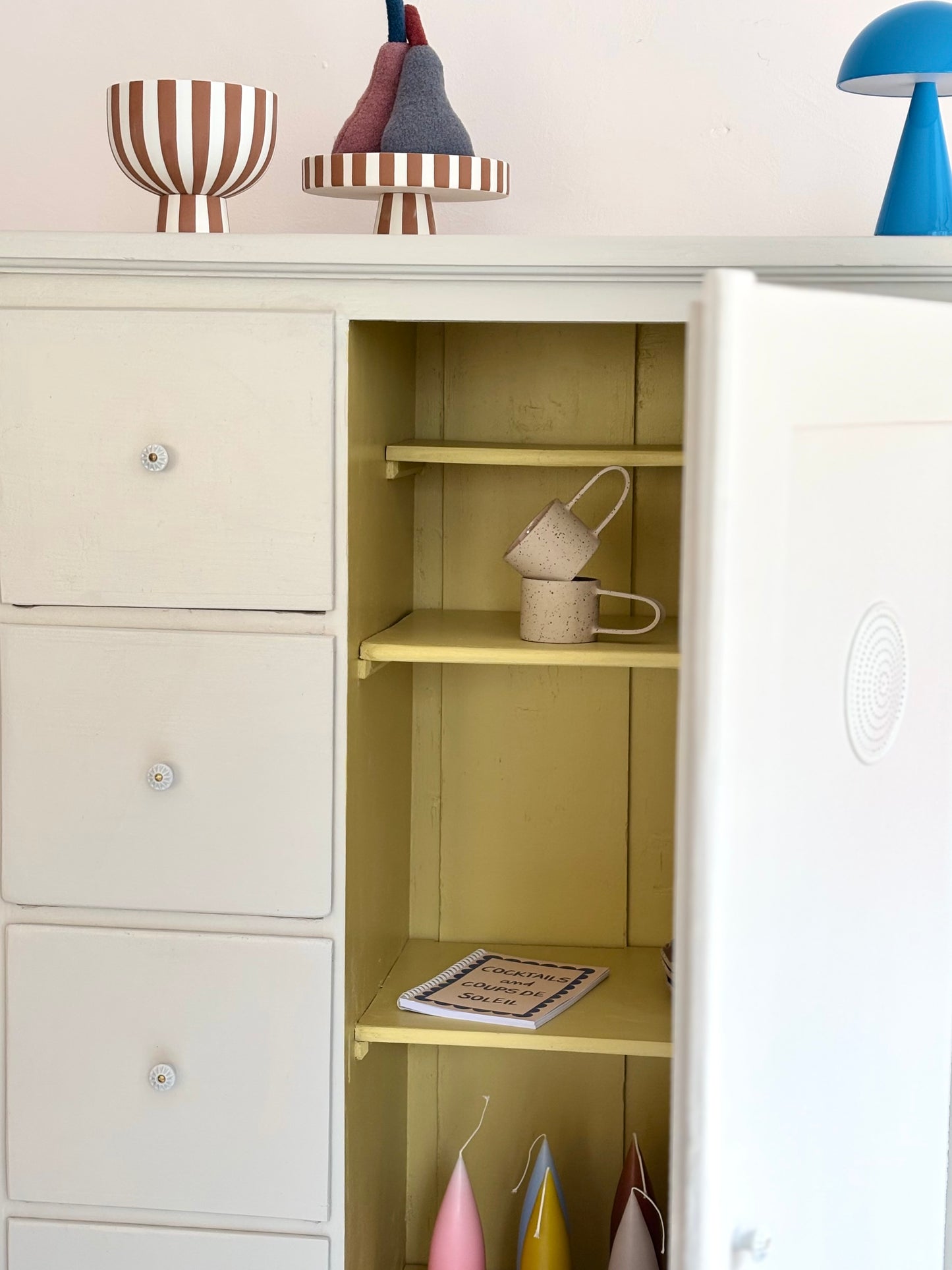 antiker Brotschrank shaded white-limette