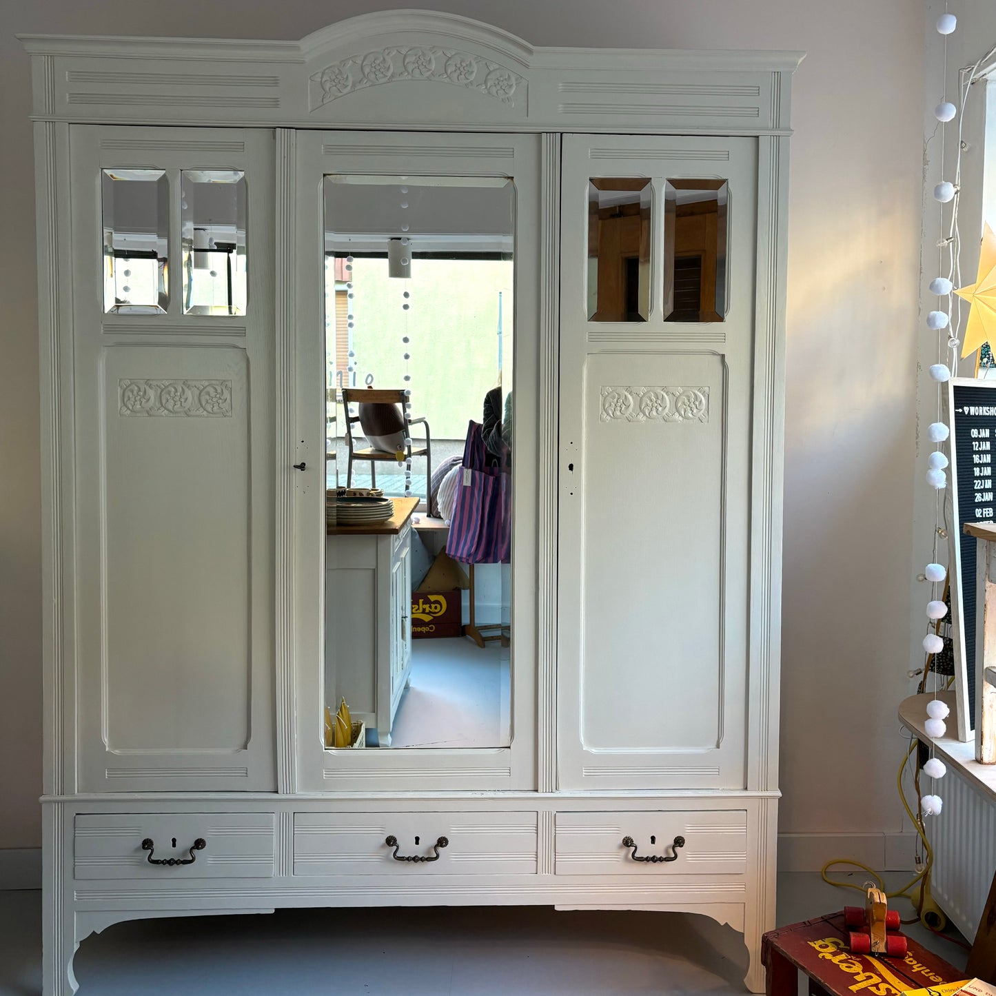 Antiker Spiegel-Steckschrank in shaded white