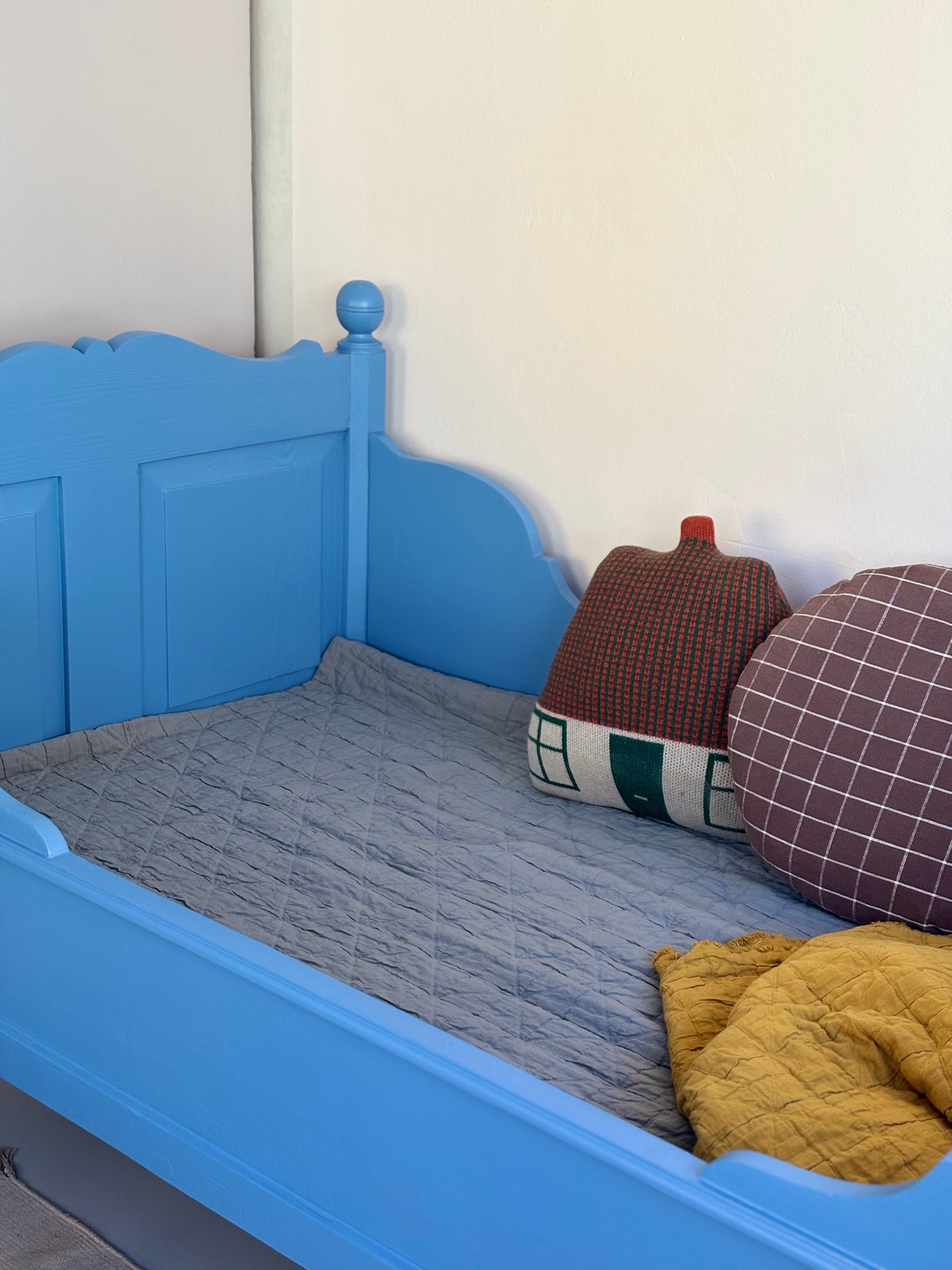 Antikes Bett - Kornblumenblau