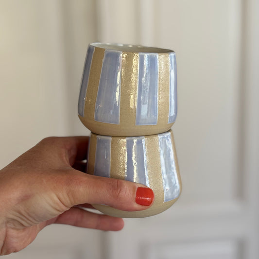 Becher hellblau gestreift