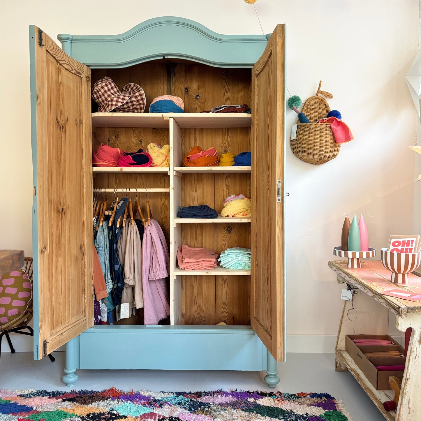 antiker kleiner Kleiderschrank