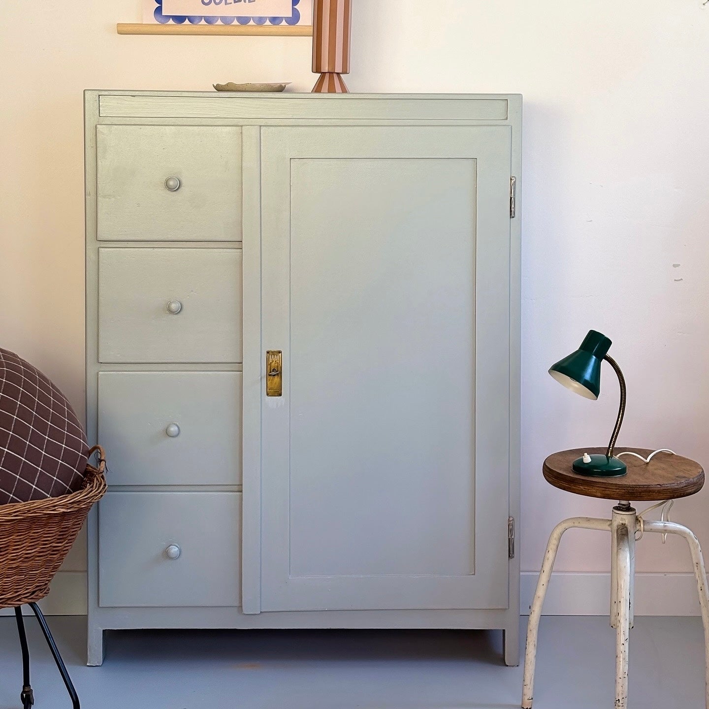 antiker Brotschrank - lamproom grey