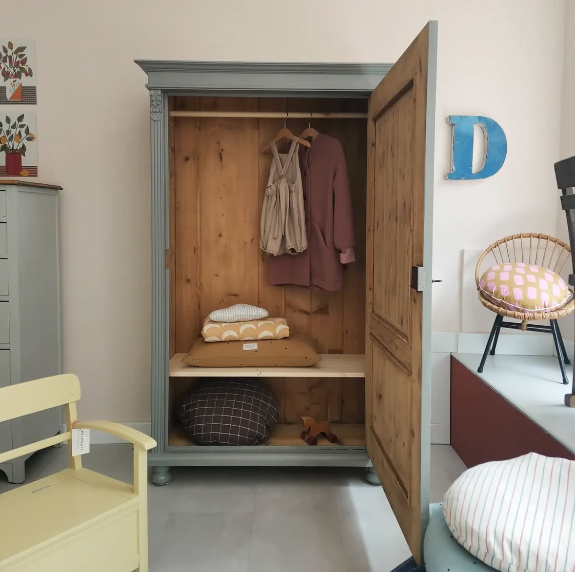 antiker eintüriger Schrank in Warmgrau