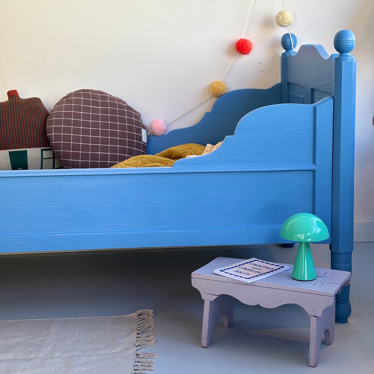 Antikes Bett - Kornblumenblau