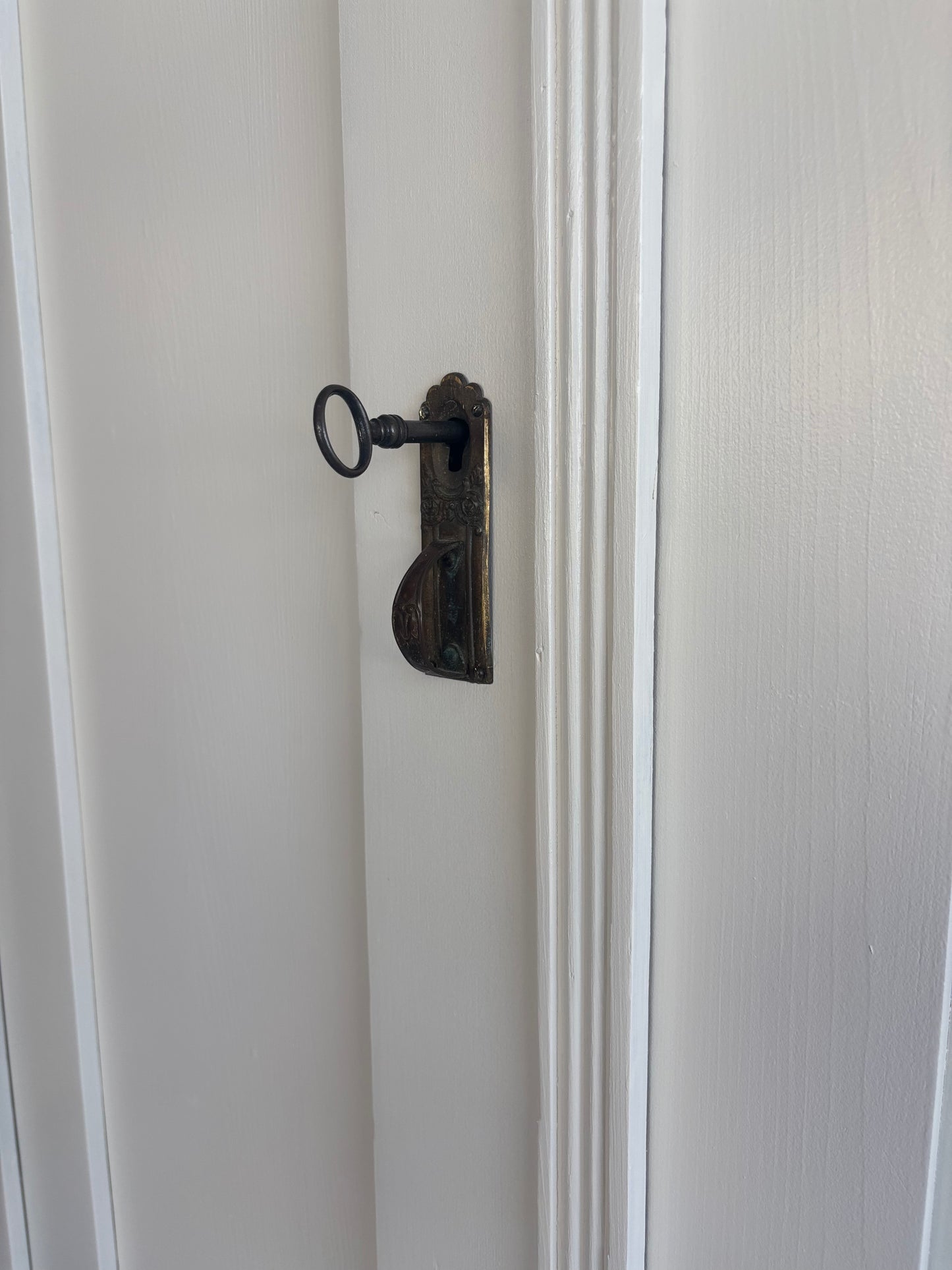 antiker Steckschrank mit kleinen Spiegeln ~ schoolhouse white