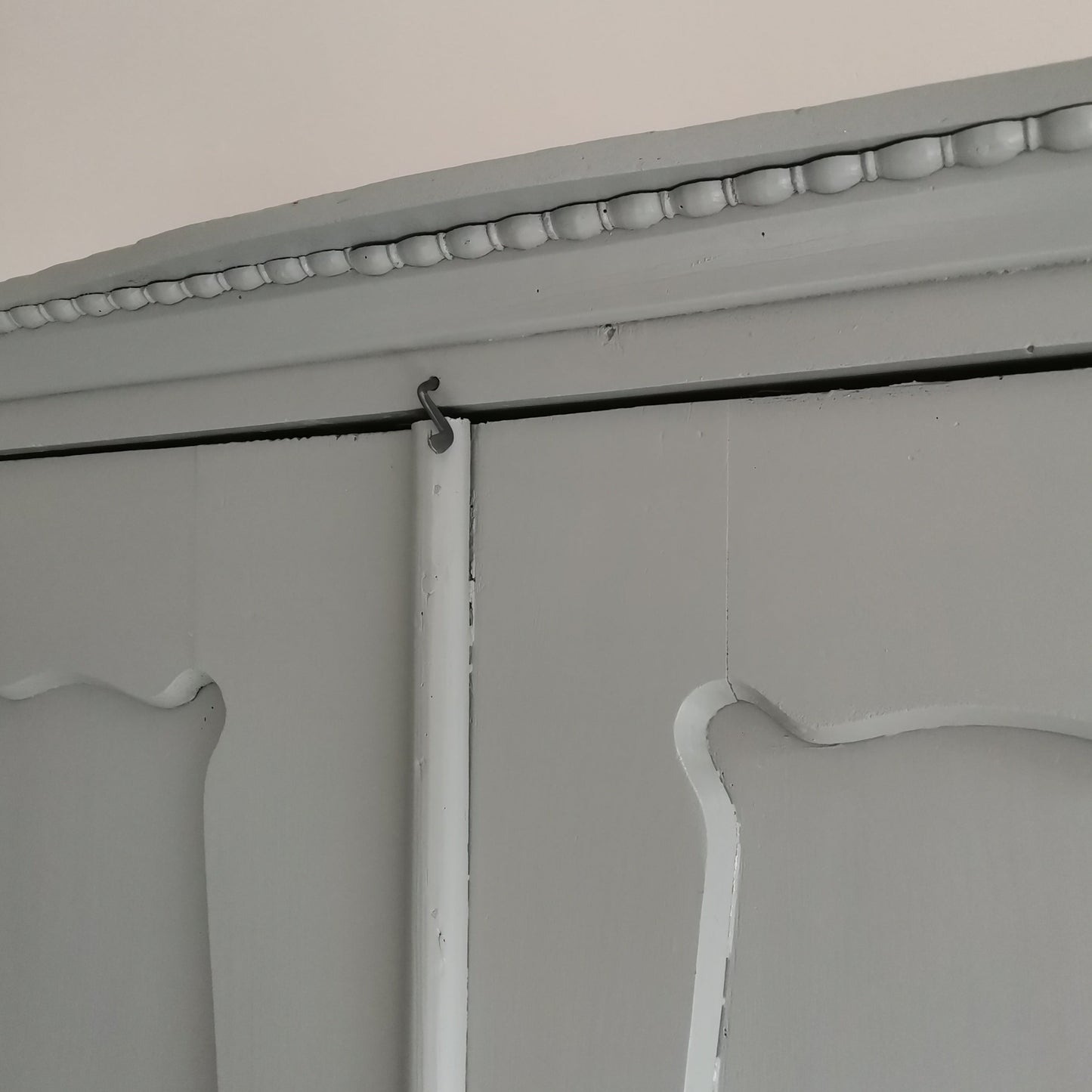 RESERVIERT FÜR A. antiker Bauernschrank - warmgrau