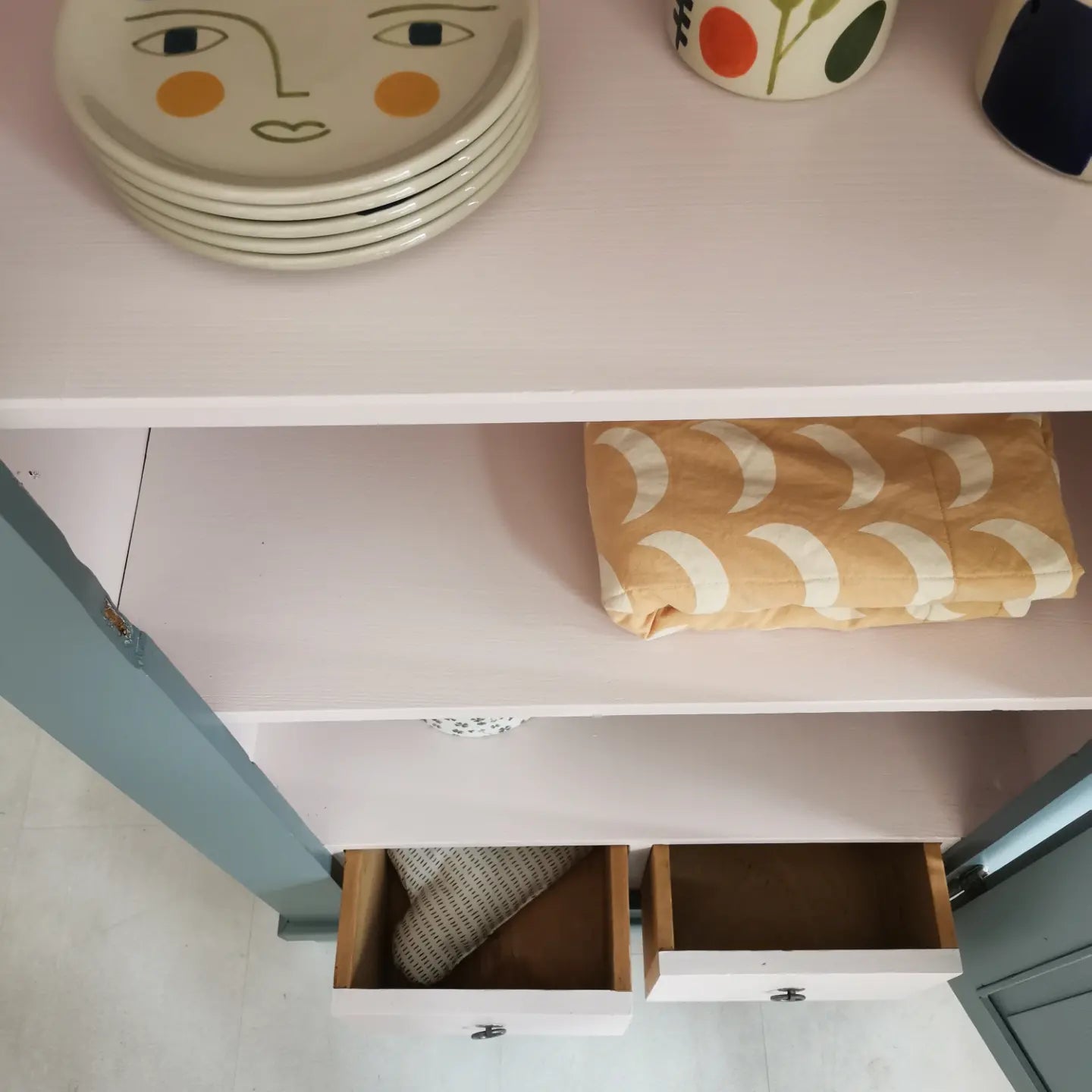 antiker Vorratsschrank/ Brotschrank - graublau/ rosa