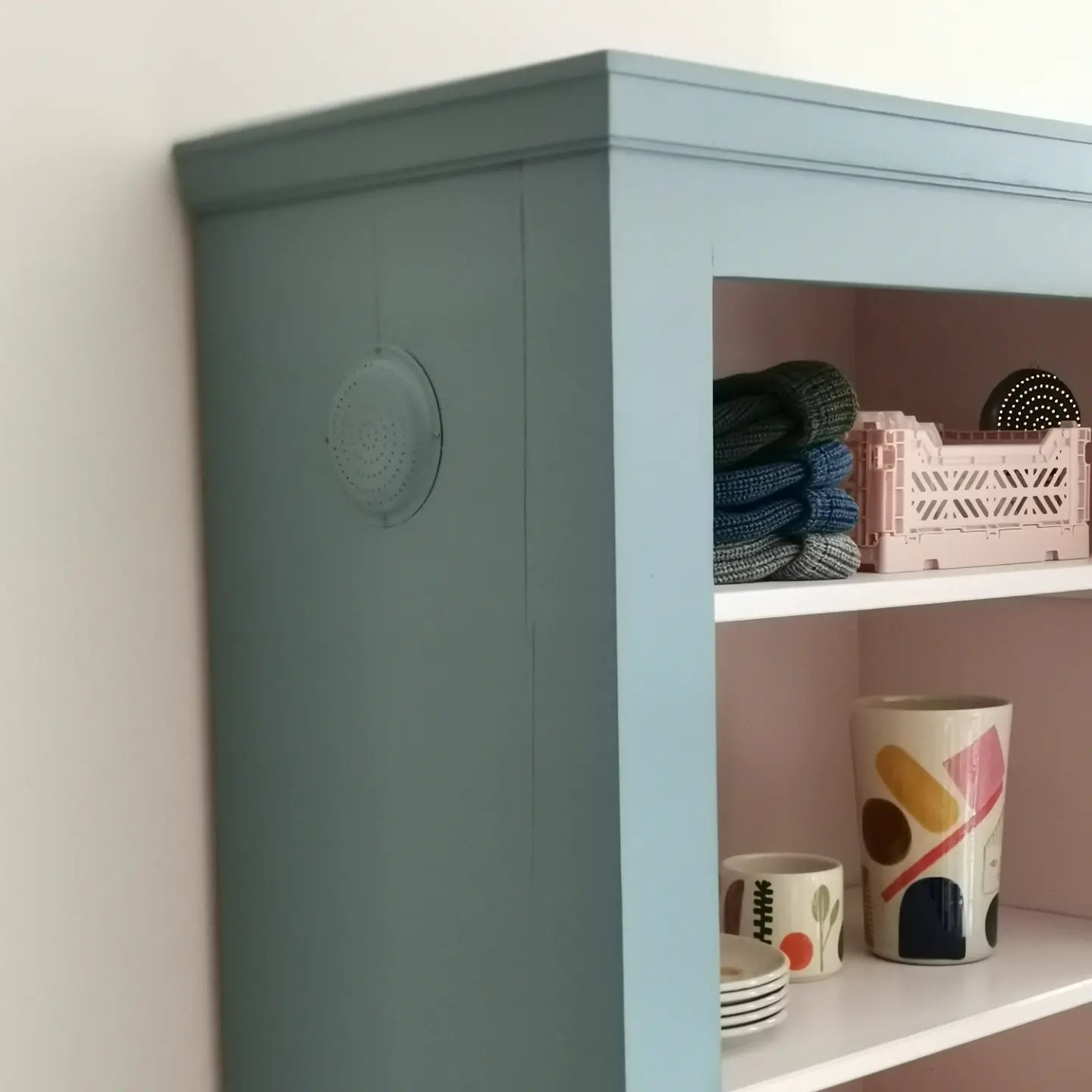 antiker Vorratsschrank/ Brotschrank - graublau/ rosa