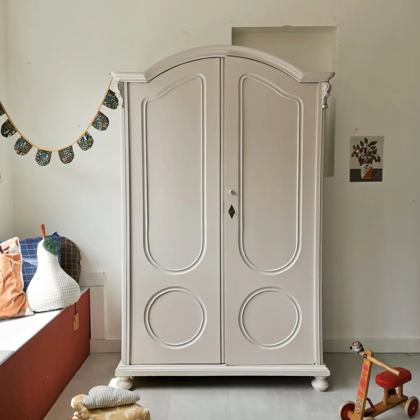 antiker Kleiderschrank/ Gaderobenschrank in zartem Rosa 🌸