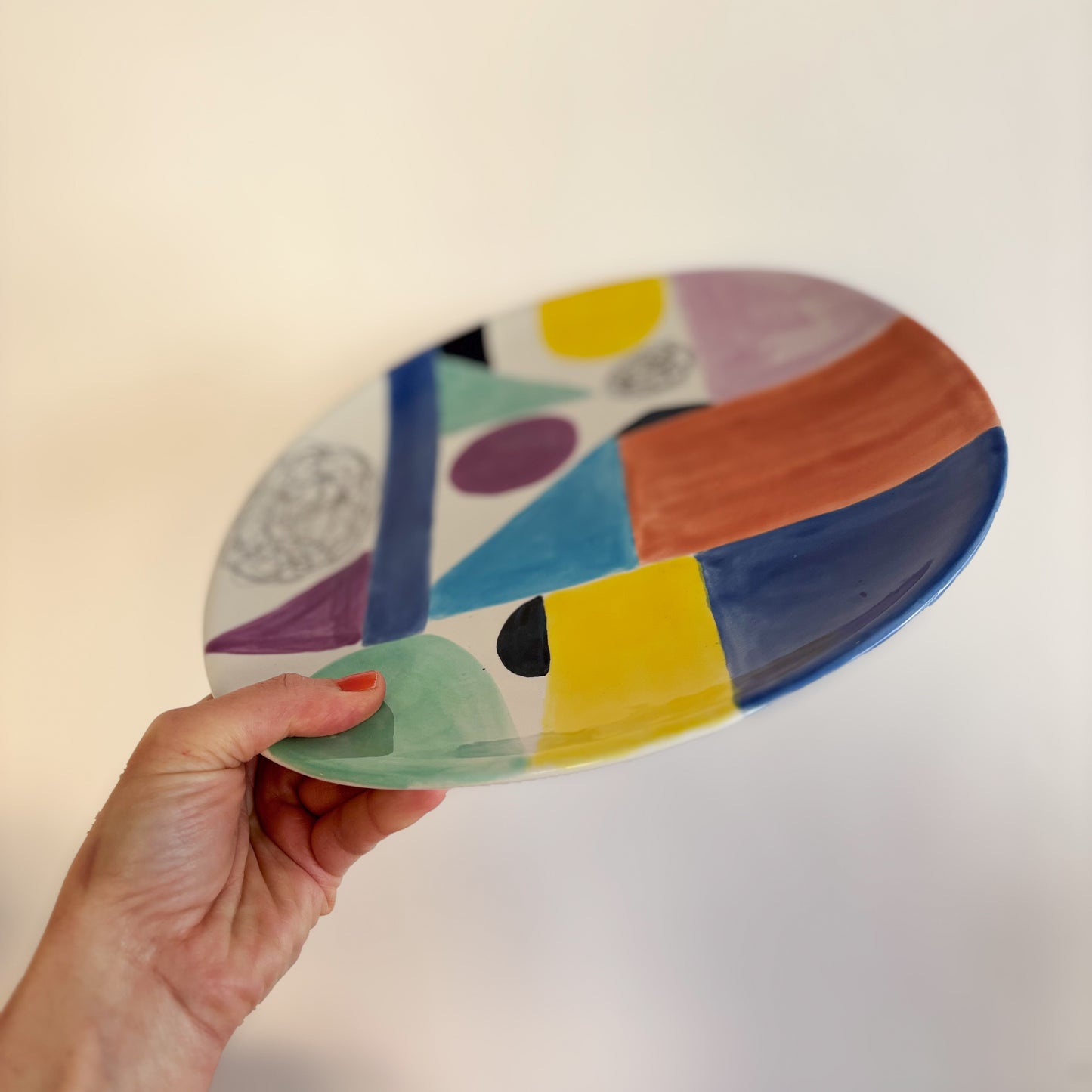 Handglasierter unrunder Teller/ Platte - Shapes