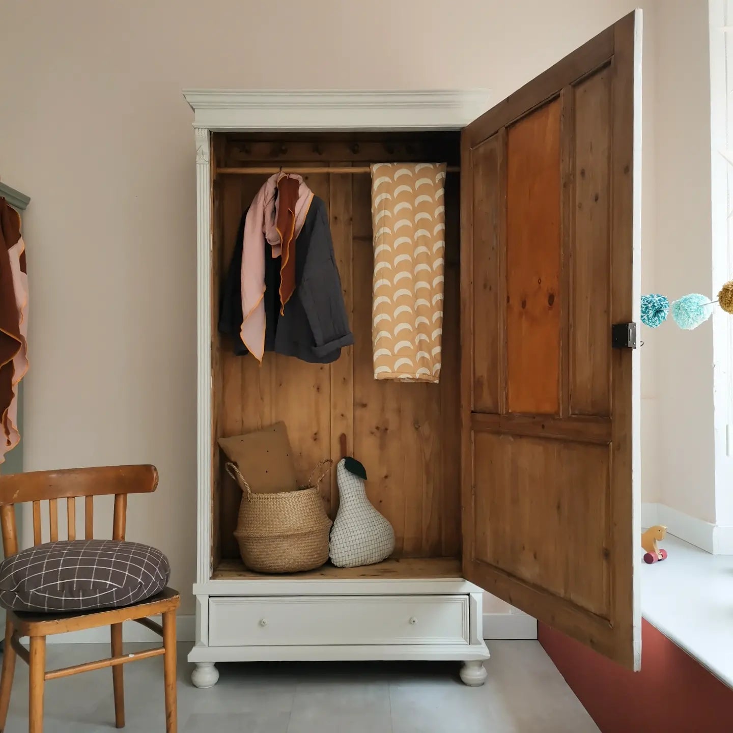 antiker Schrank in hellsandigem Weiß