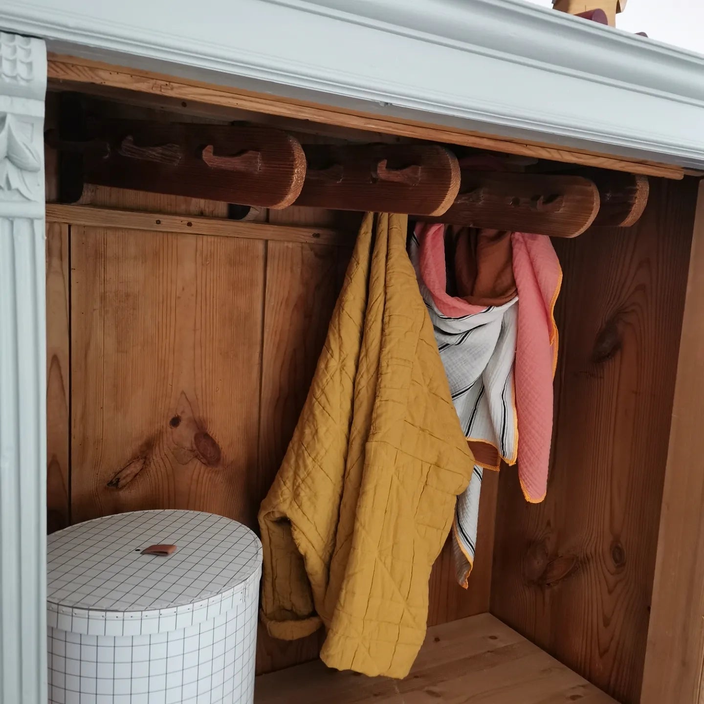 Reserviert. antiker eintüriger Schrank - grau