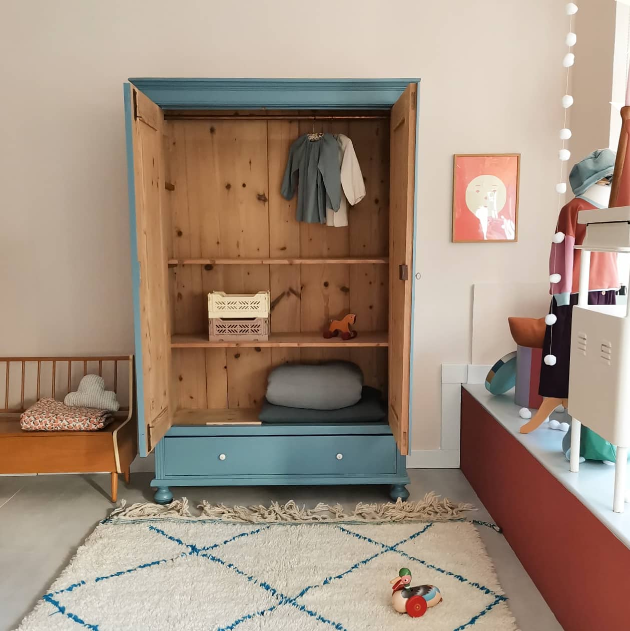 antiker Kleiderschrank - petrolblau