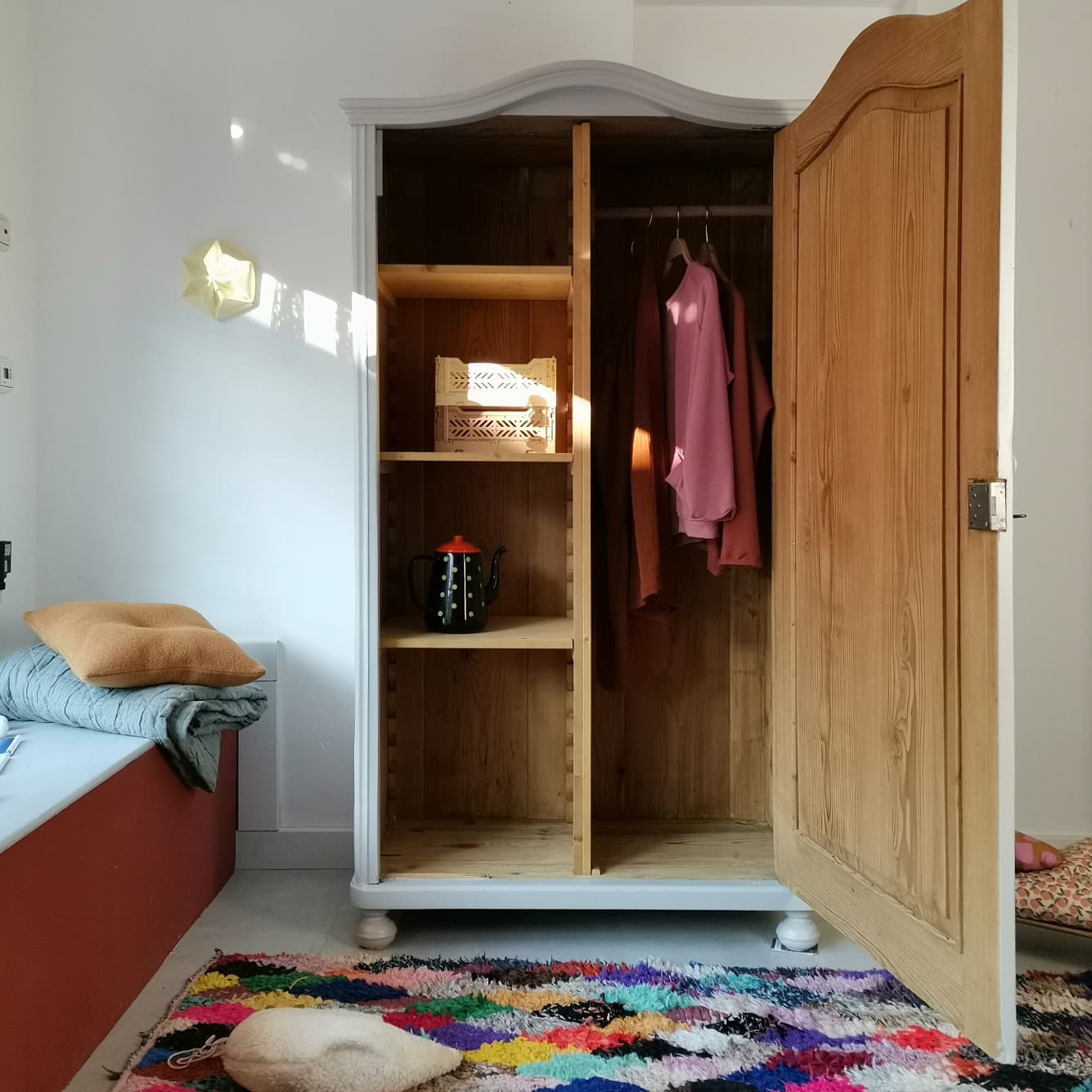 Antiker eintüriger kleiner Schrank - hellgrau