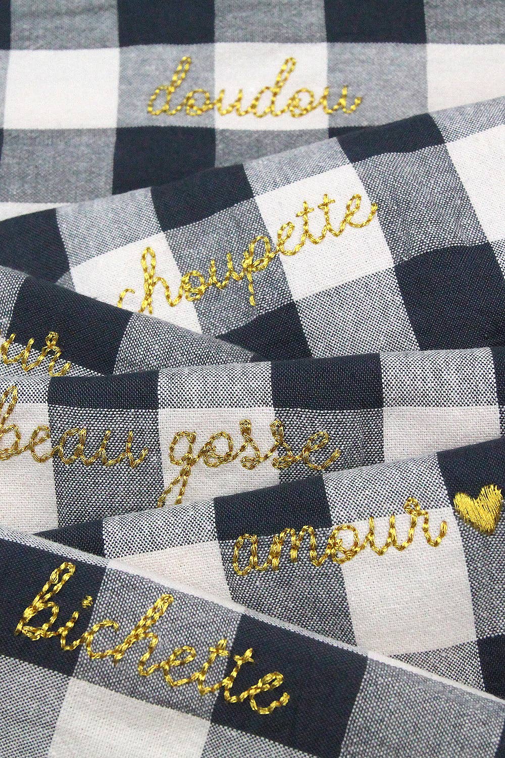 Gichy-Servietten mit Schottenmuster und Stickereien: Salbei Liebe