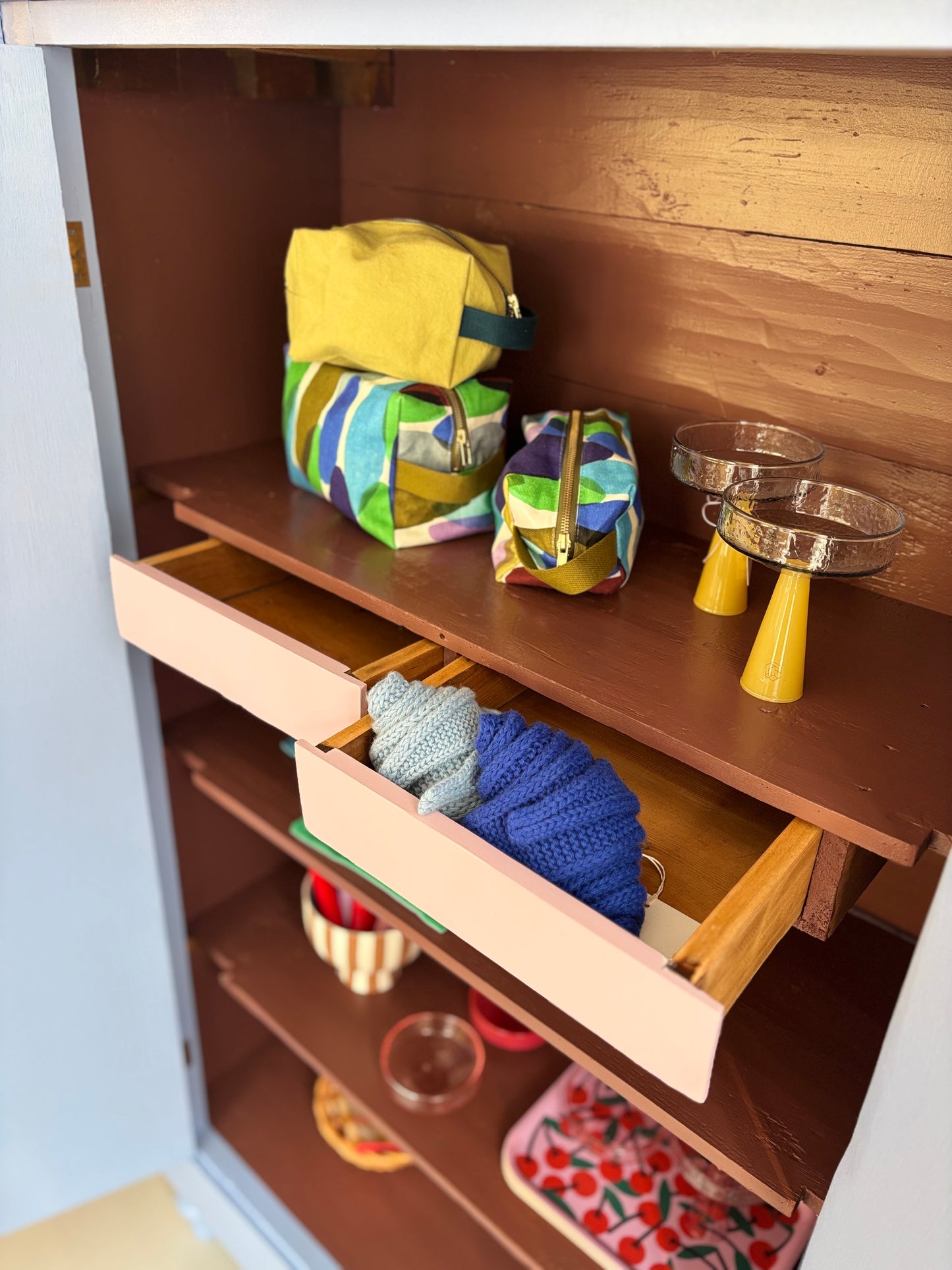 antiker kleiner Schrank/ Vertiko in Wolkenblau