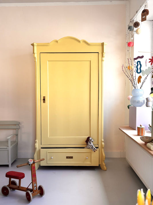 Antiker eintüriger Schrank ~ sunlight