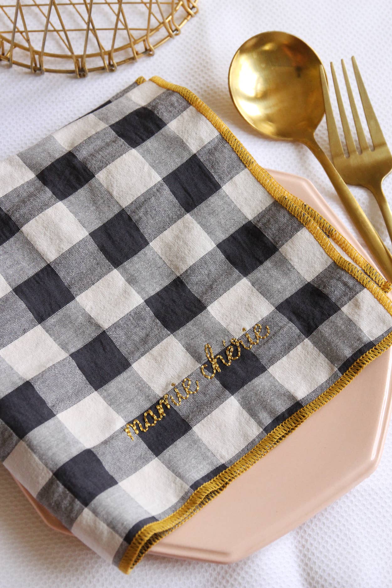 Gichy-Servietten mit Schottenmuster und Stickereien: Amour Moutarde