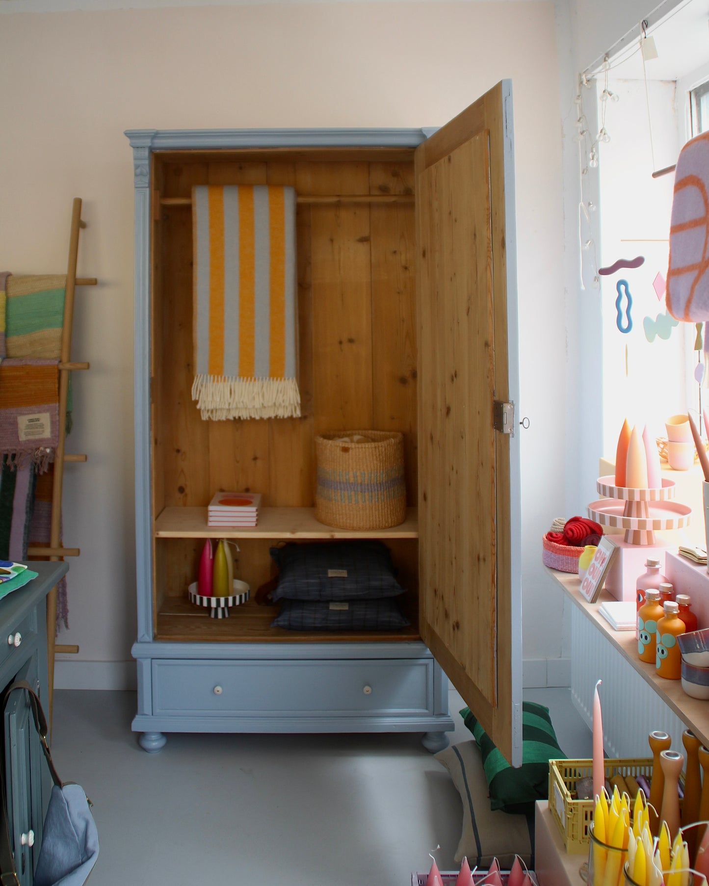 Antiker Kleider-/Gaderobenschrank ~ Himmelblau