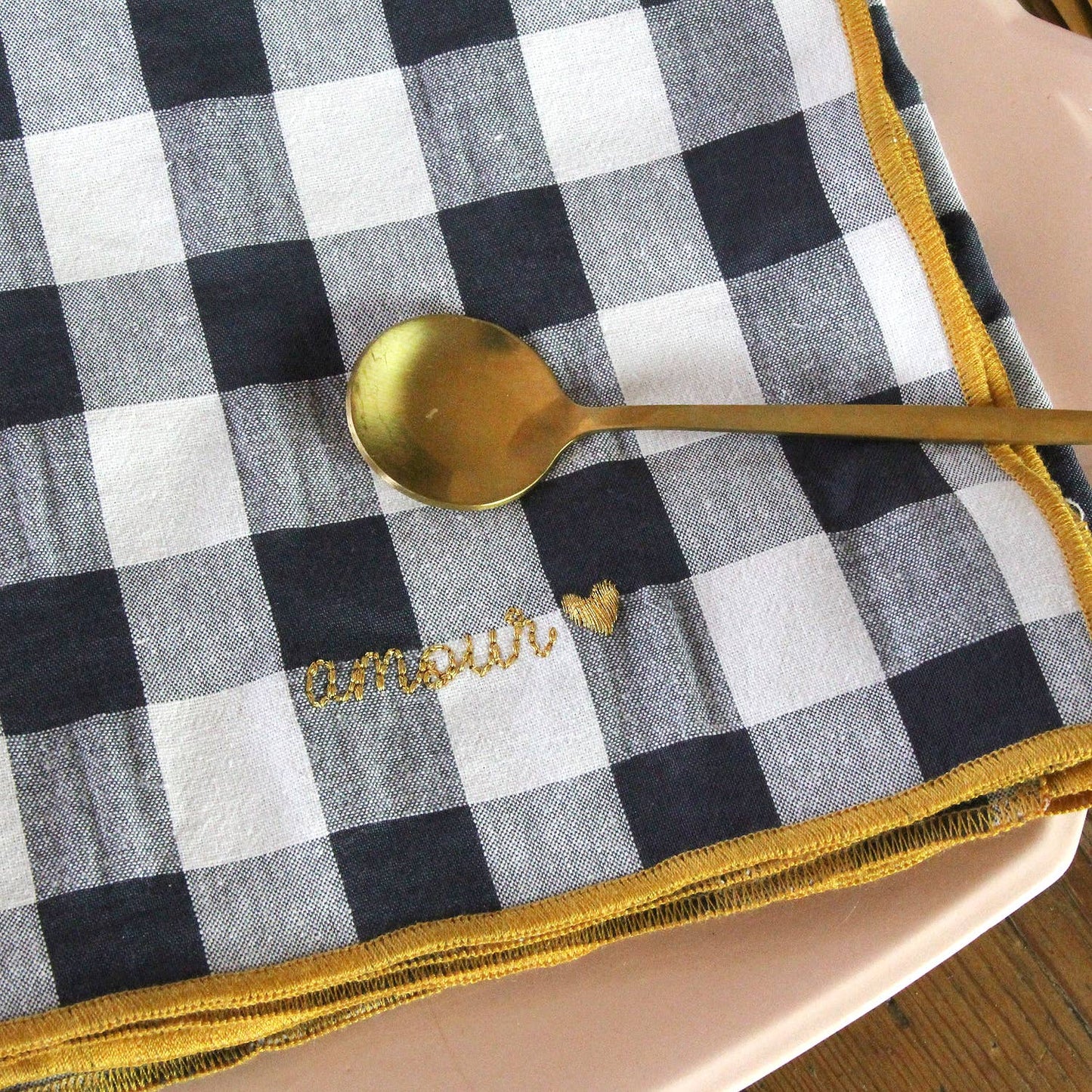 Gichy-Servietten mit Schottenmuster und Stickereien: Amour Moutarde