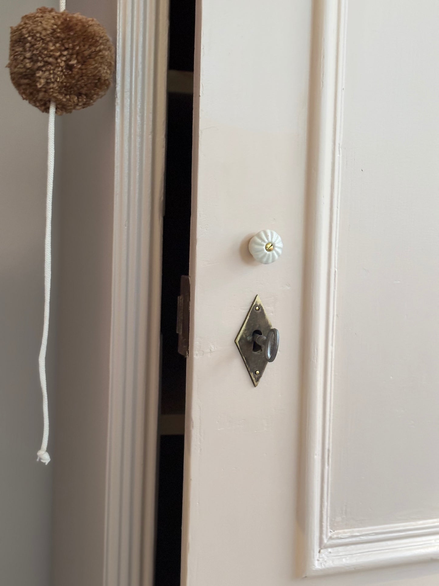 antiker eintürger Kleiderschrank ~ Apricot