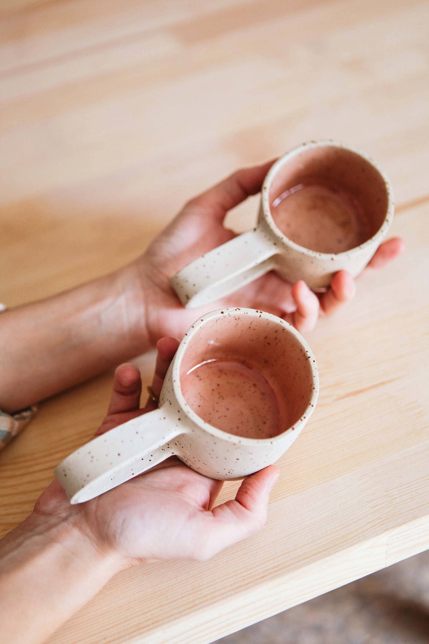 Lattebecher aus Steinzeug mit großem Henkel: Pink