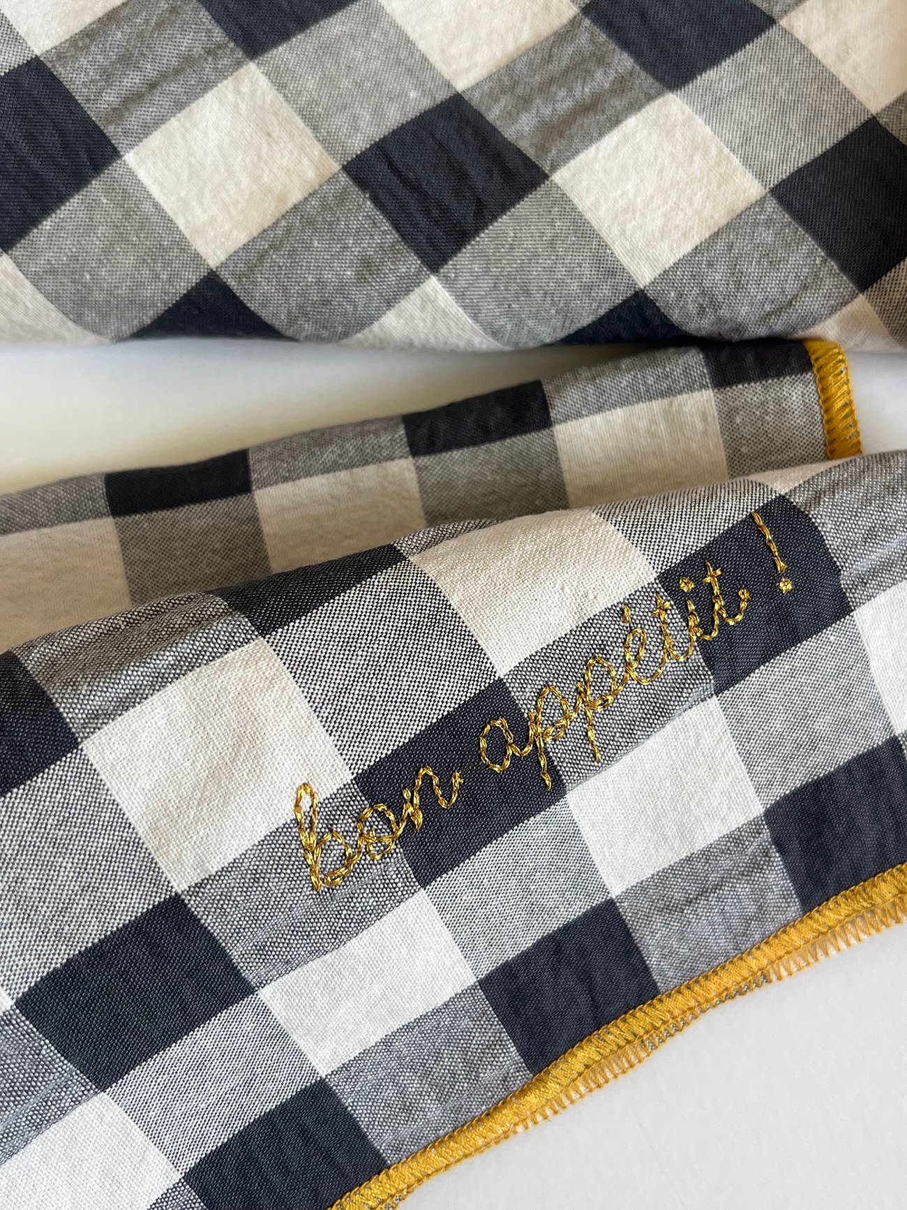 Gichy-Servietten mit Schottenmuster und Stickereien: Salbei Liebe