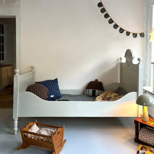 antikes Bett für L. - Farbe shaded white