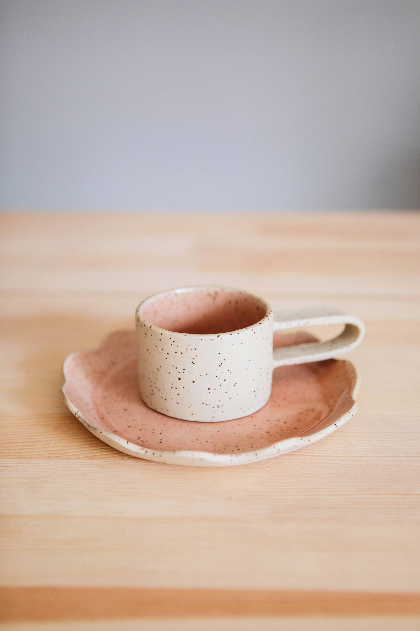 Lattebecher aus Steinzeug mit großem Henkel: Pink