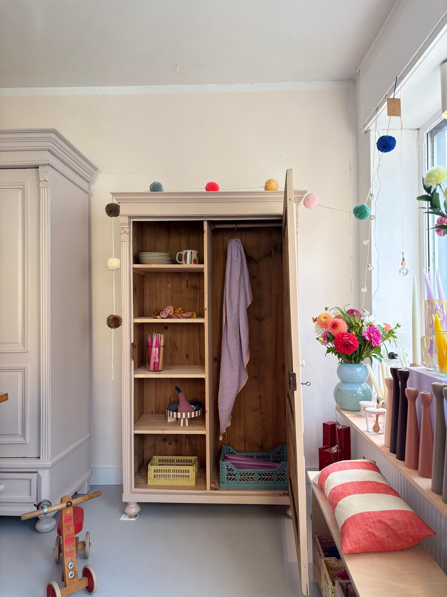 antiker eintürger Kleiderschrank ~ Apricot