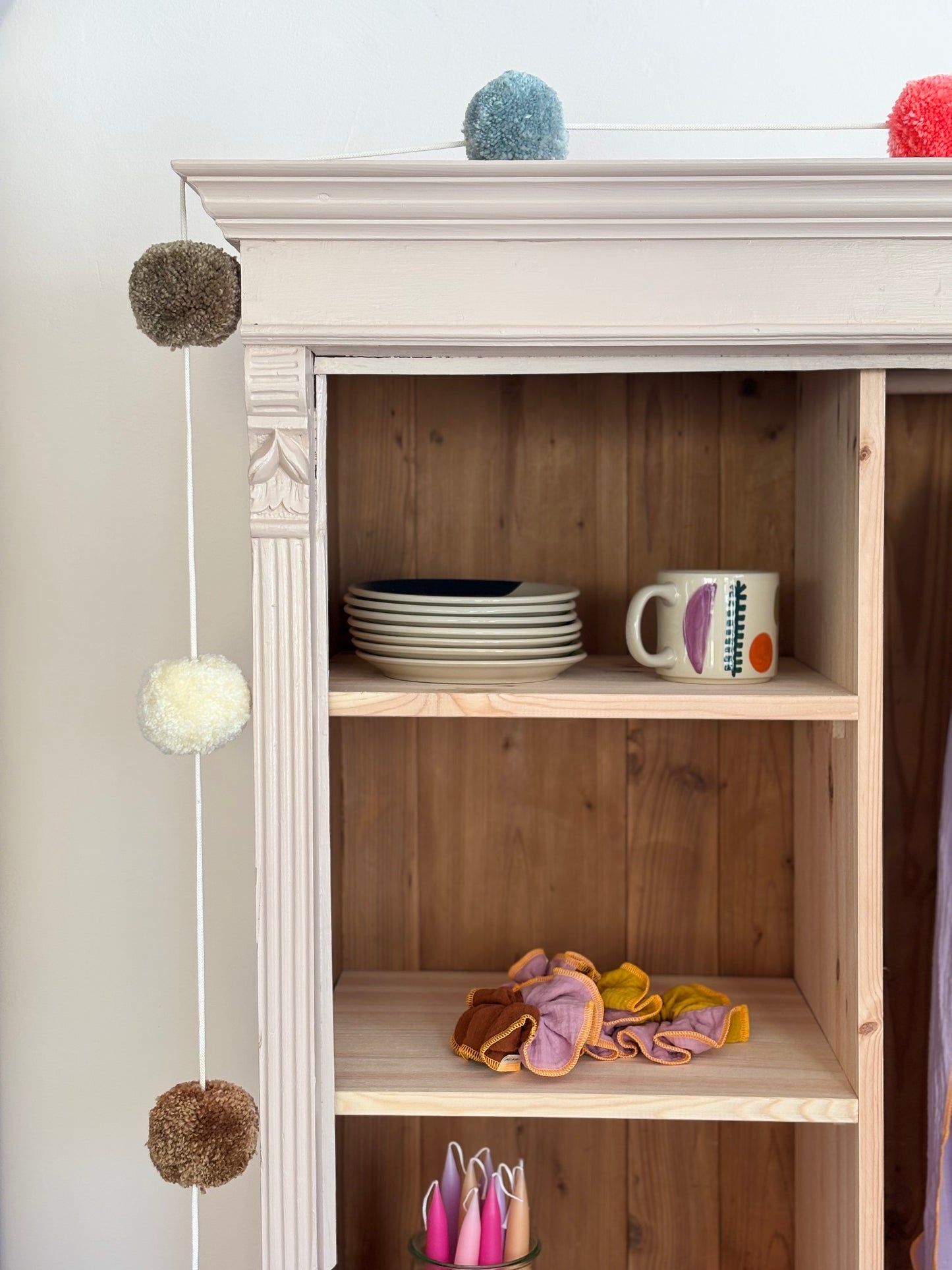 antiker eintürger Kleiderschrank ~ Apricot