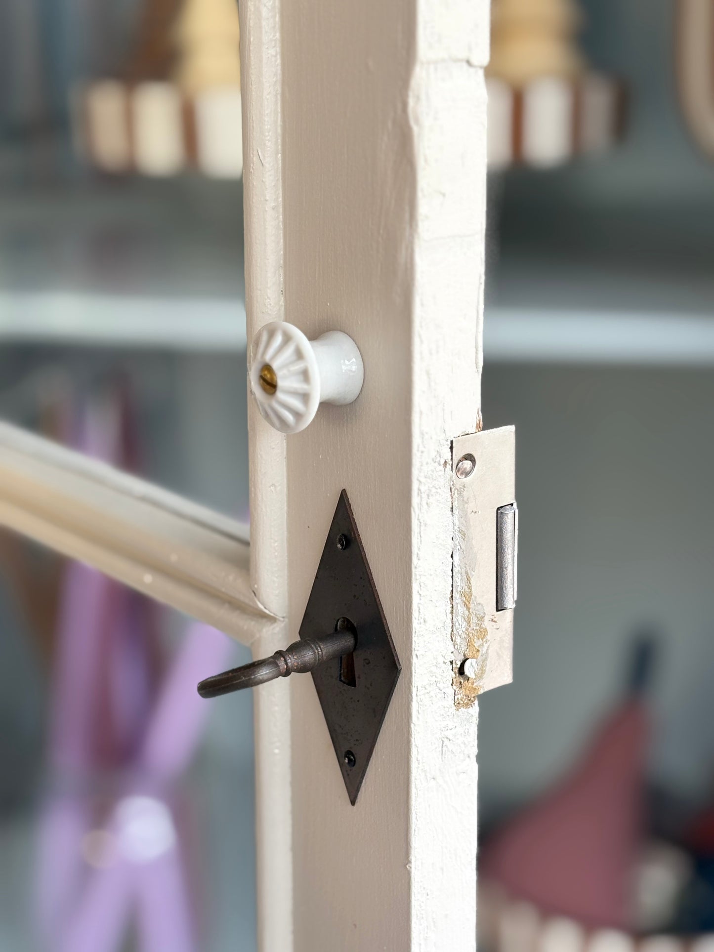 Antike Vitrine ~ vintage weiß/ hellblaugrau