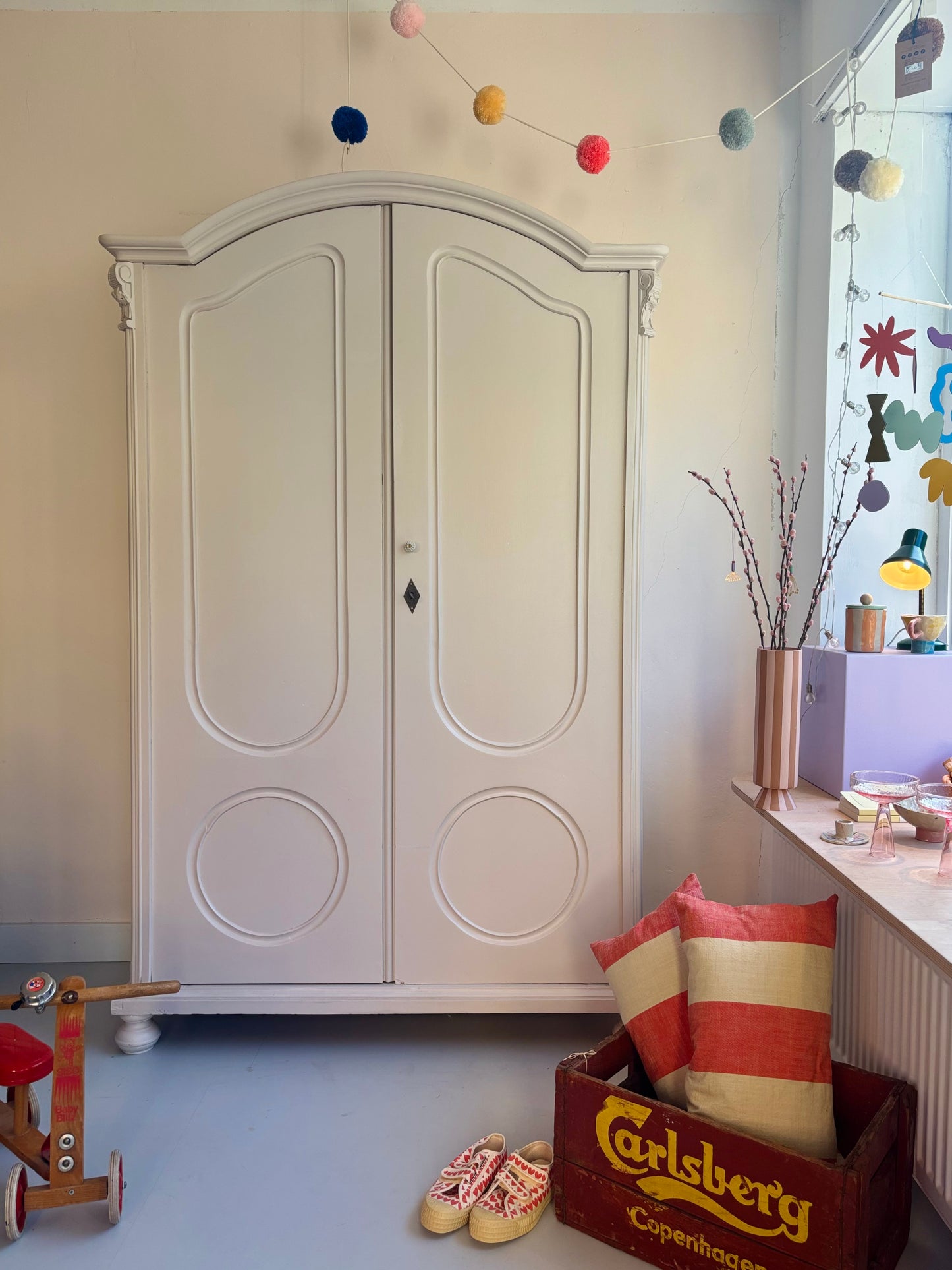 antiker Kleiderschrank/ Gaderobenschrank in weiß mit rosa 🌸