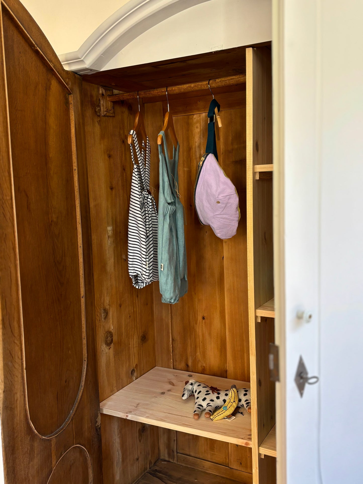 antiker Kleiderschrank/ Gaderobenschrank in weiß mit rosa 🌸