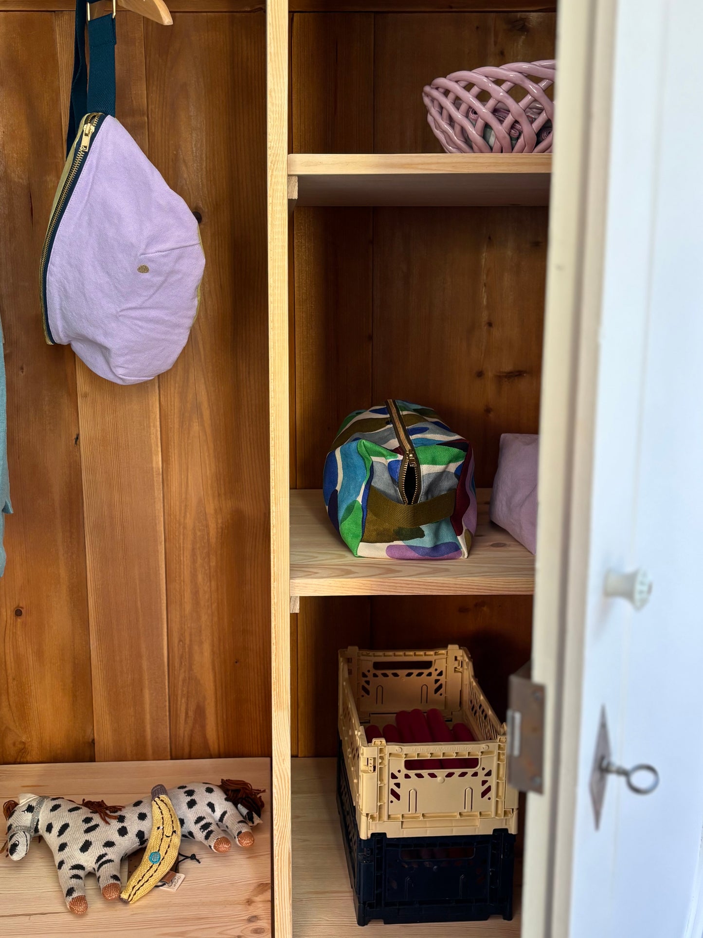 antiker Kleiderschrank/ Gaderobenschrank in weiß mit rosa 🌸