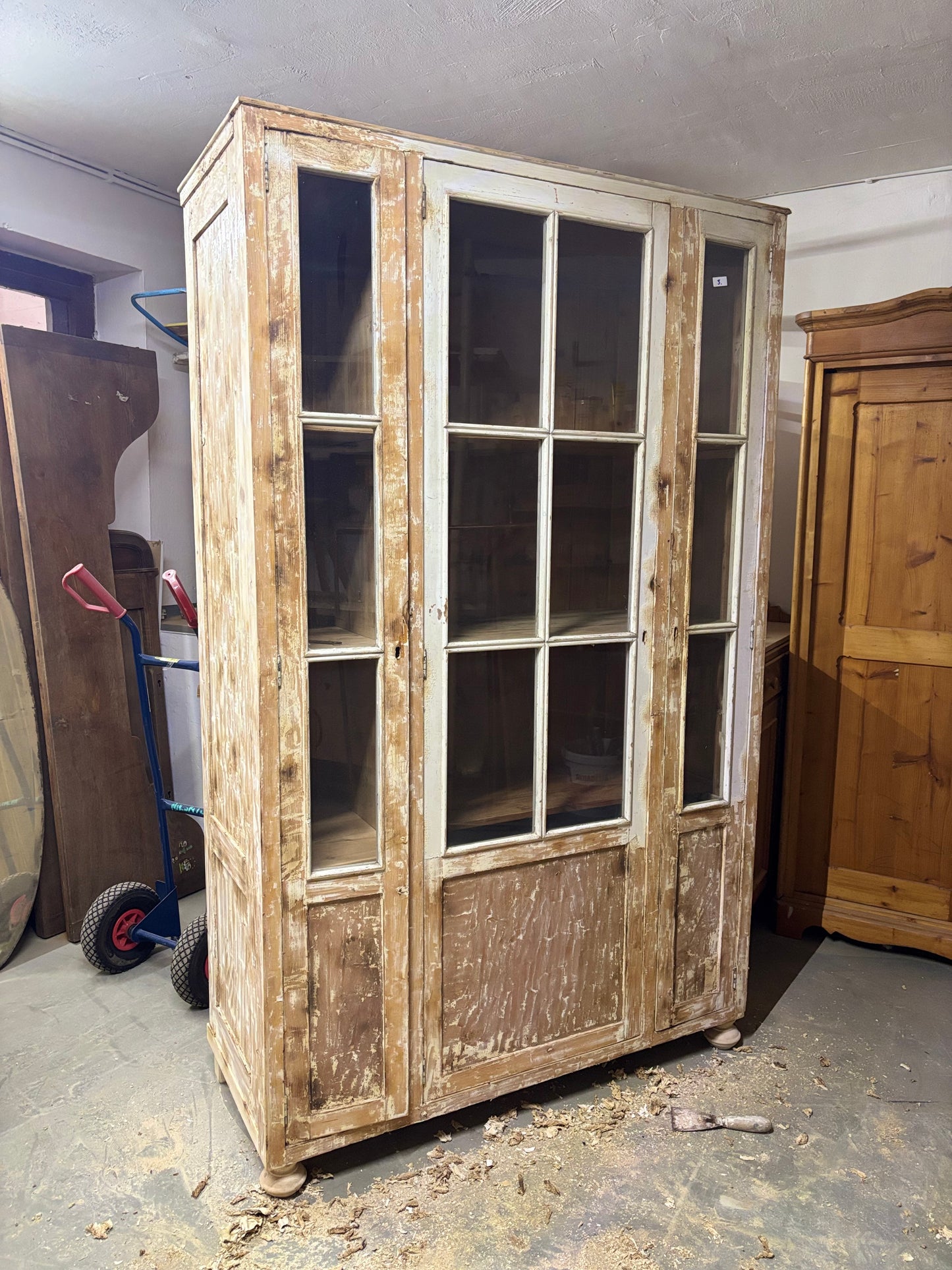 Antike Vitrine ~ vintage weiß/ hellblaugrau