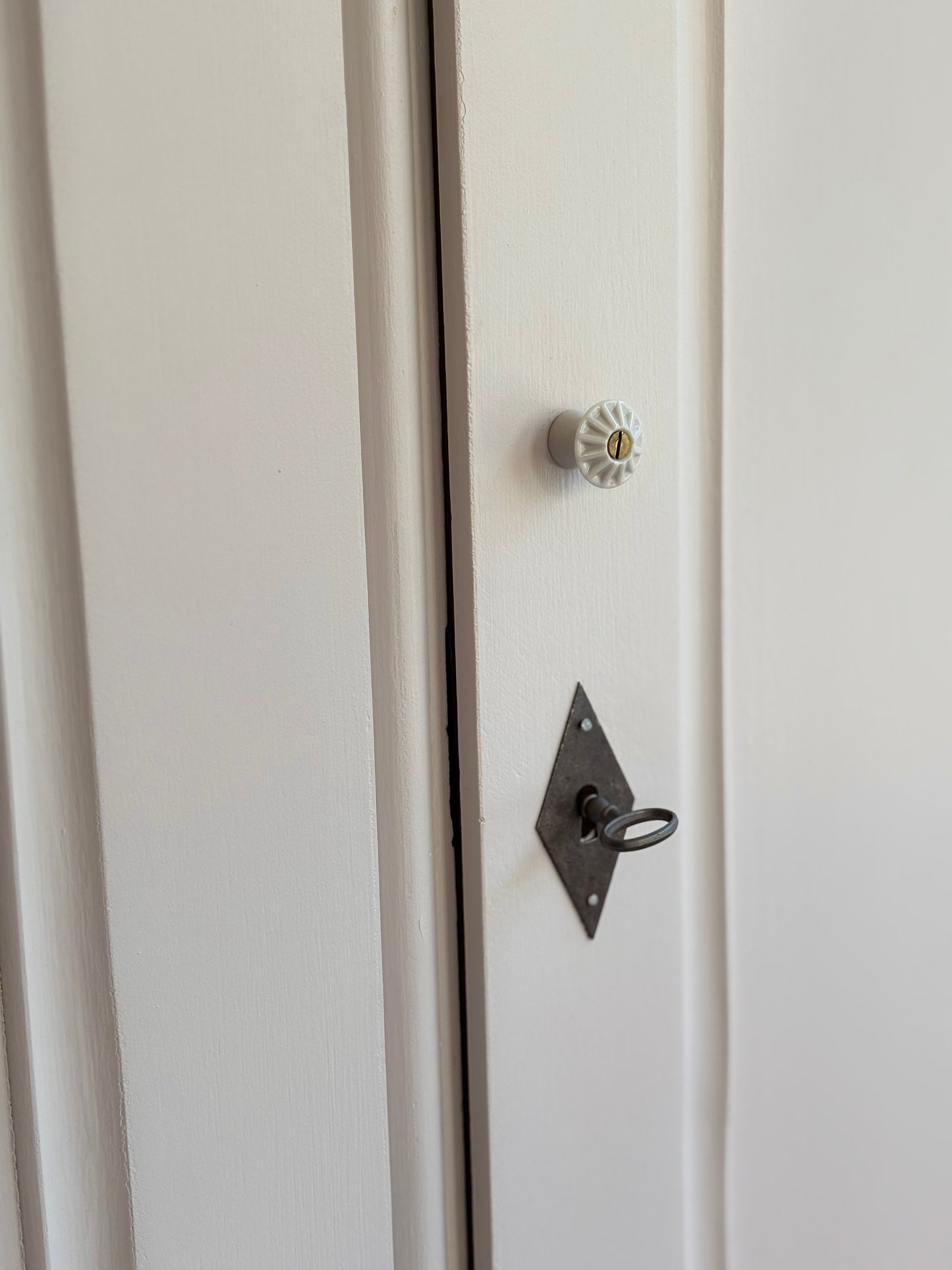 antiker Kleiderschrank/ Gaderobenschrank in weiß mit rosa 🌸