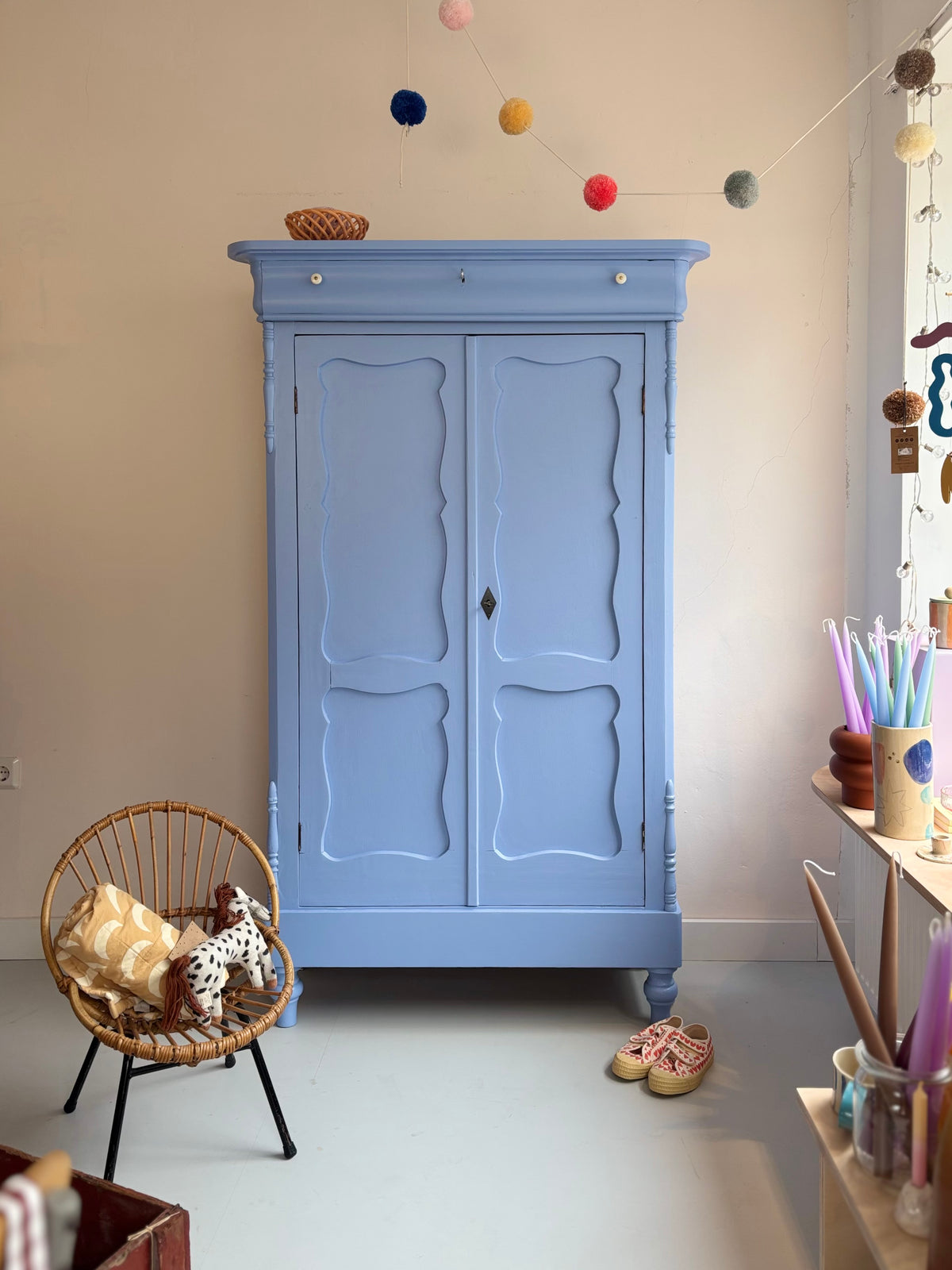 antiker kleiner Schrank/ Vertiko in Wolkenblau – miomiointerior
