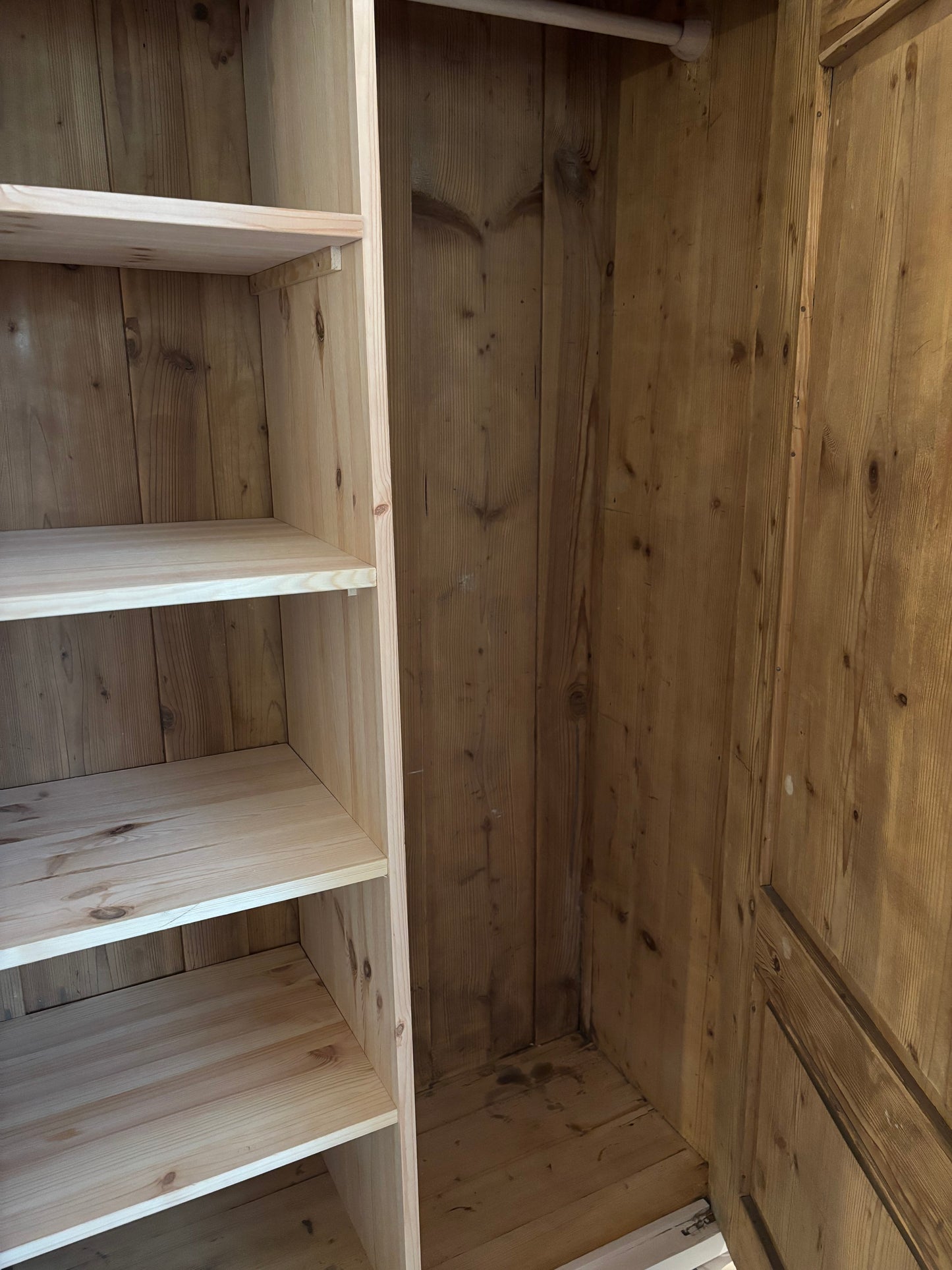 antiker eintürger Kleiderschrank ~ Apricot
