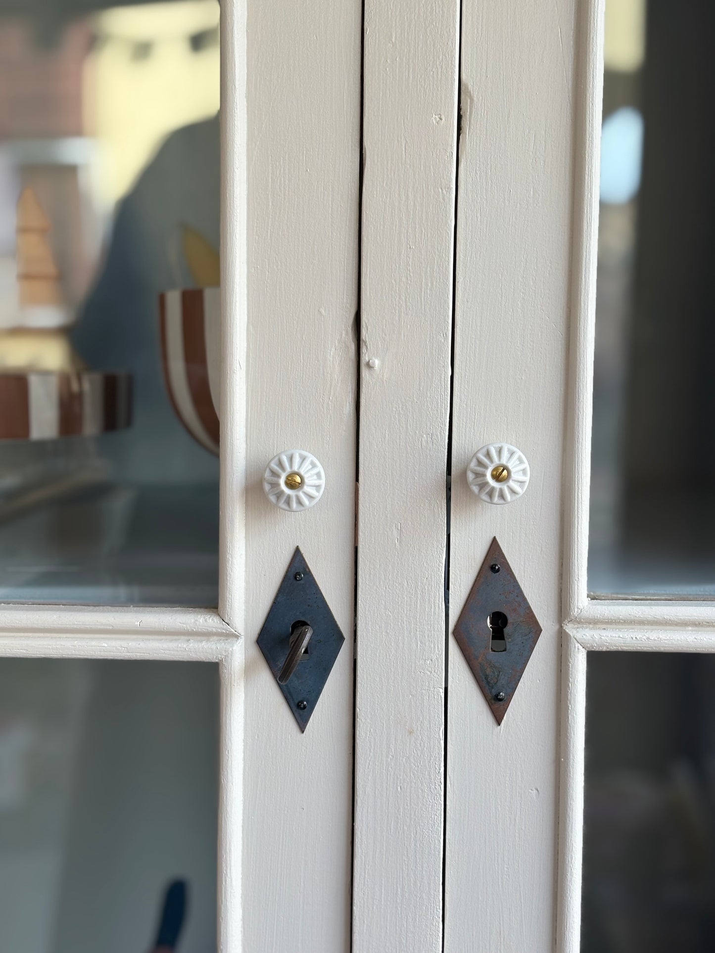 Antike Vitrine ~ vintage weiß/ hellblaugrau