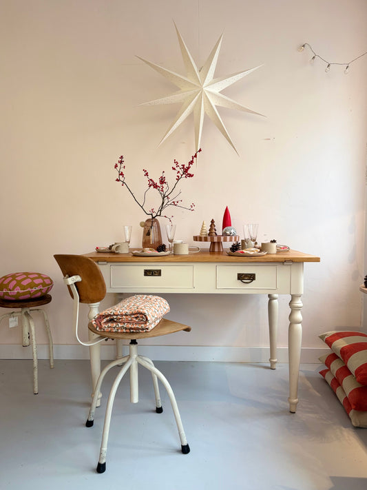 antiker Tisch mit Schubladen - schaded white/ Kirschholz