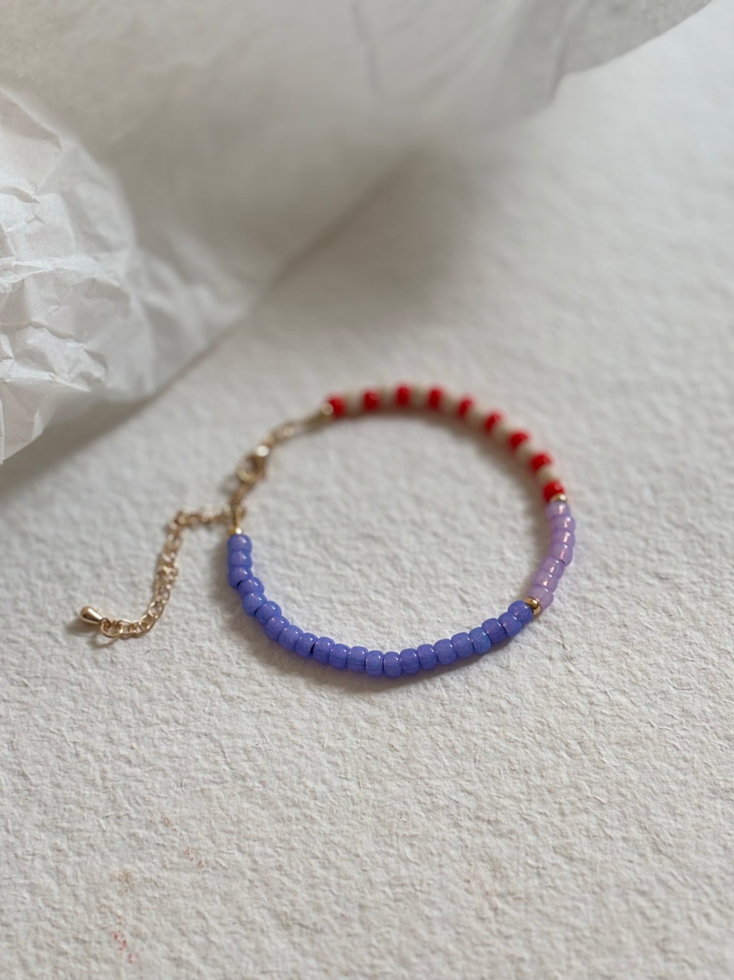 Perlenarmband- lilac/orangerot-creme
